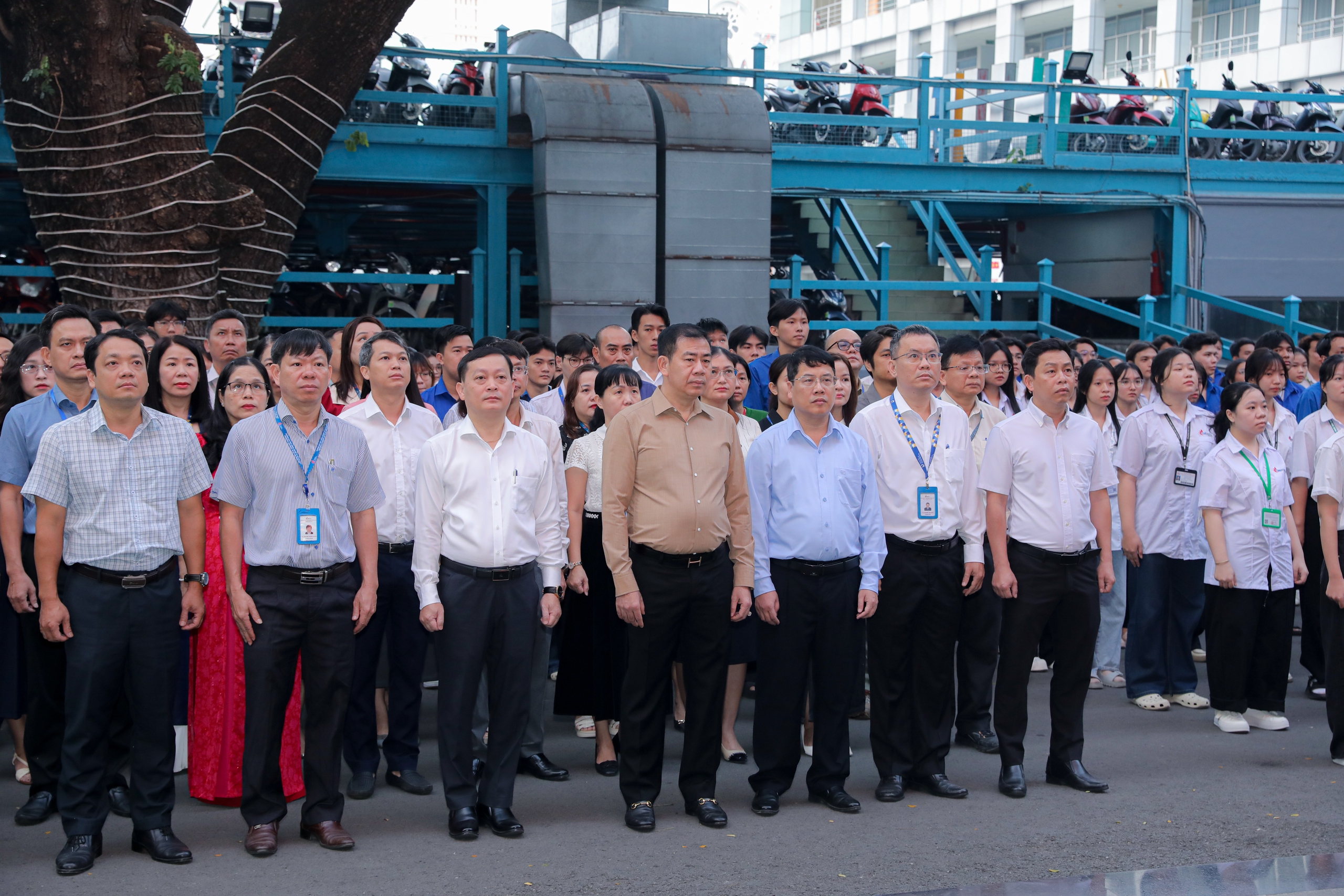 TPHCM rực rỡ cờ hoa, hân hoan hướng về Đại hội XIV của Đảng - Ảnh 12.