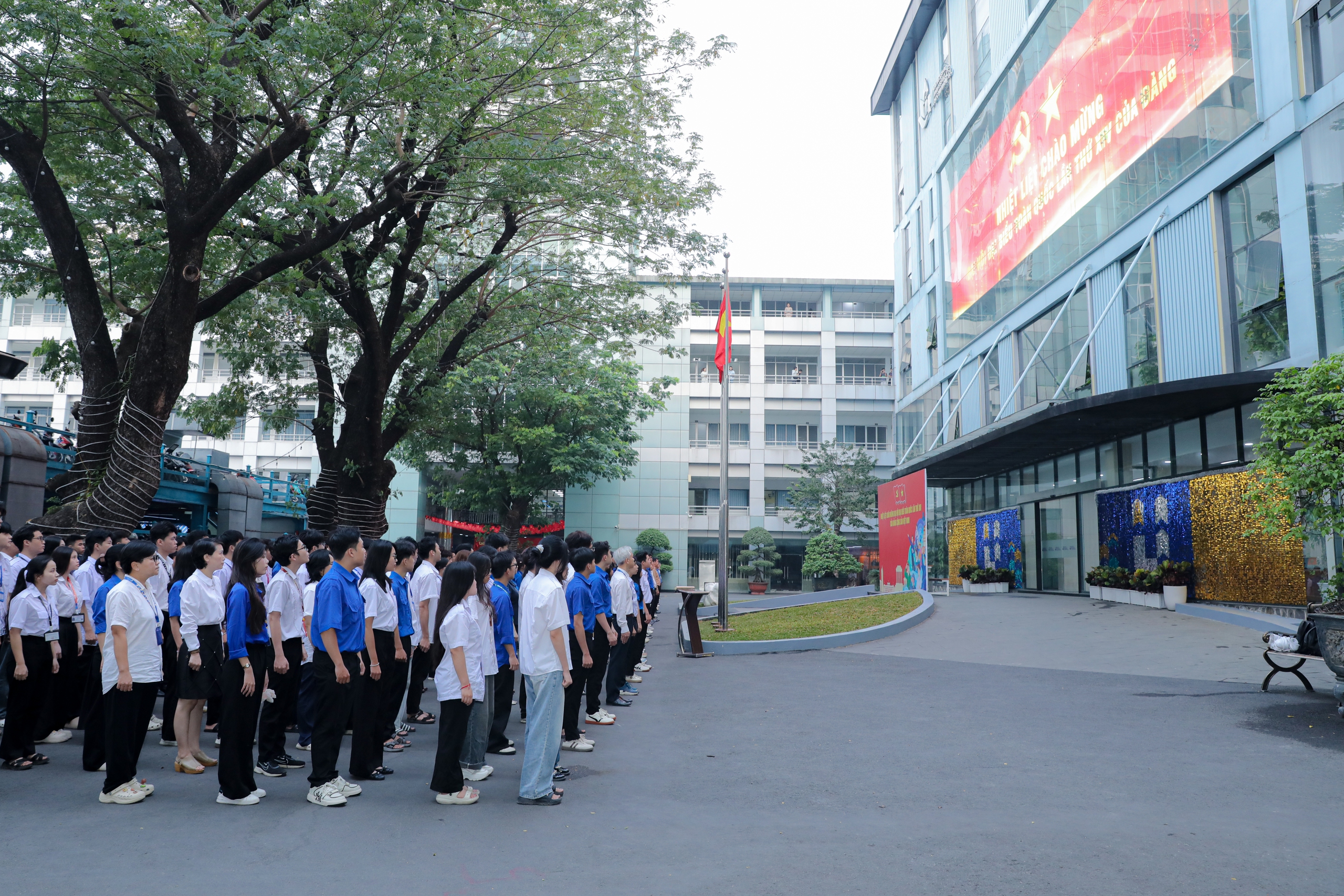 TPHCM rực rỡ cờ hoa, hân hoan hướng về Đại hội XIV của Đảng - Ảnh 15.