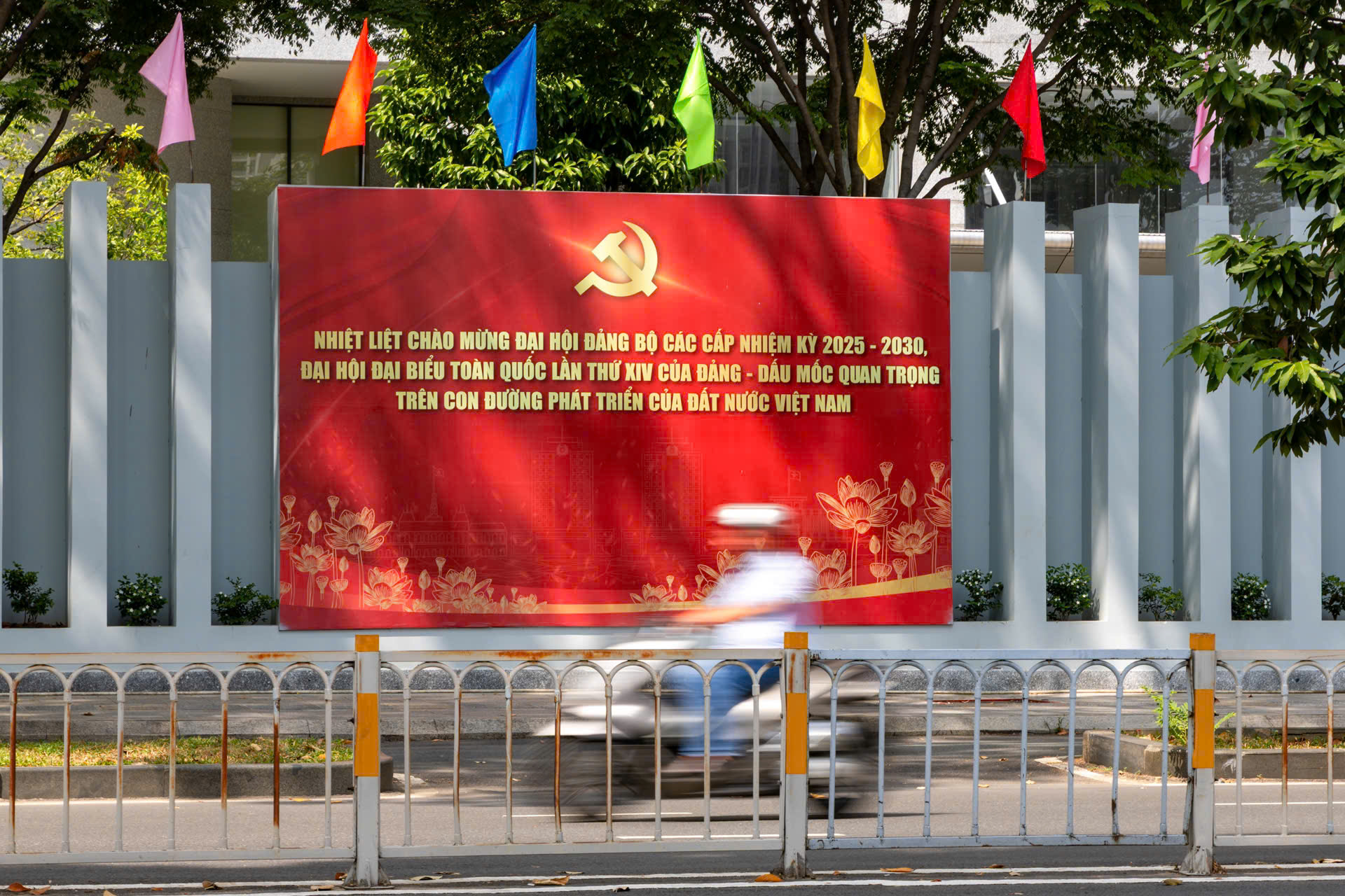 TPHCM rực rỡ cờ hoa, hân hoan hướng về Đại hội XIV của Đảng - Ảnh 5.