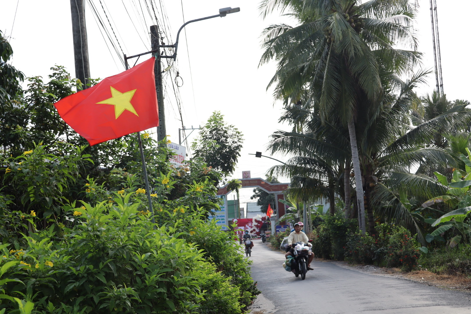 Kh&aacute;nh th&agrave;nh 2 c&ocirc;ng tr&igrave;nh "Đường cờ Tổ quốc" tại Vĩnh Long ch&agrave;o mừng Đại hội XIV của Đảng - Ảnh 7.