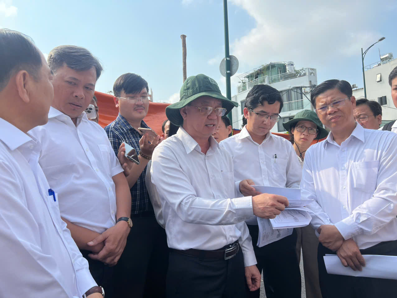 Hiện trường sụp đường Ba Đình: Lãnh đạo TPHCM yêu cầu xử lý trước Tết - Ảnh 1.