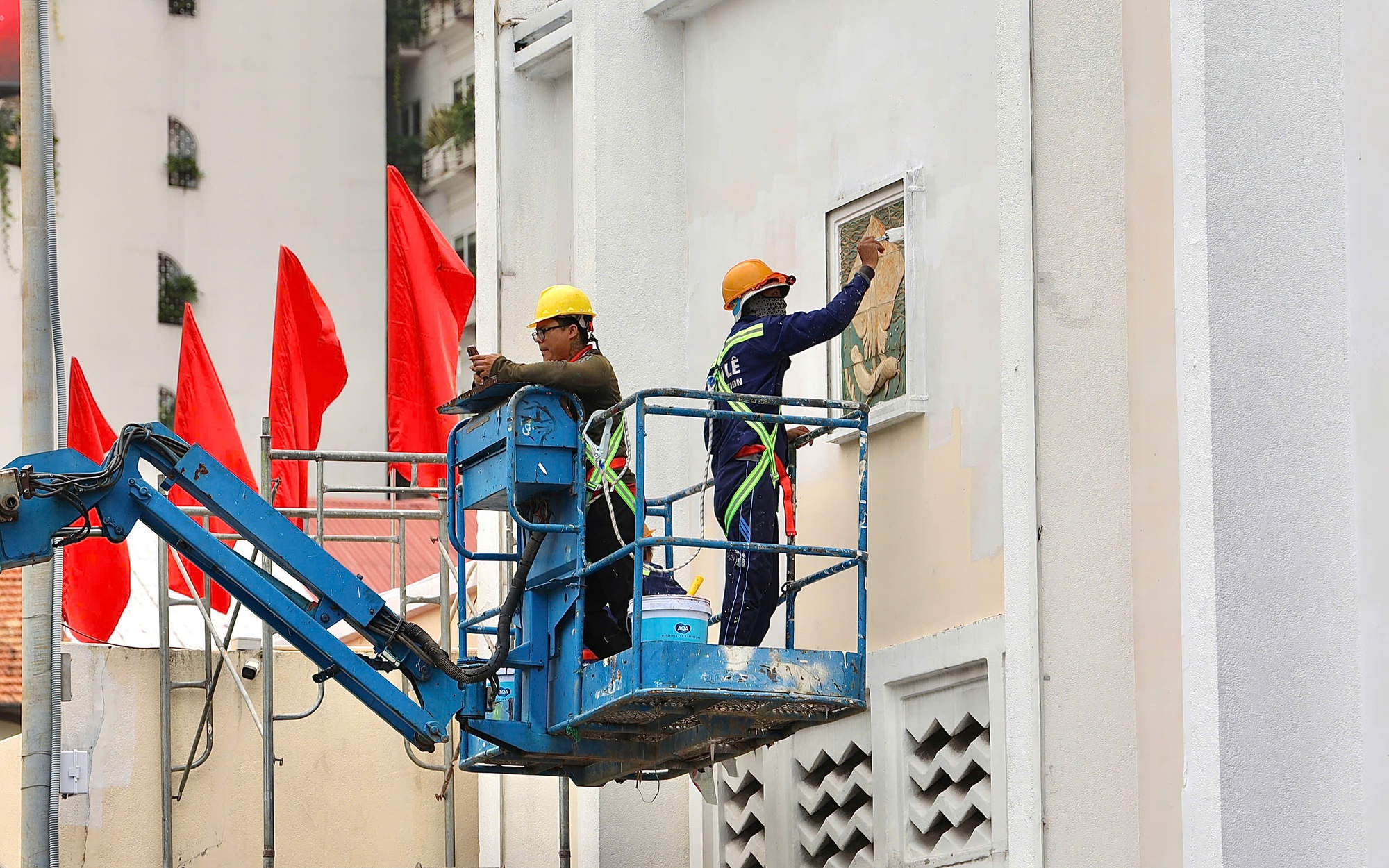 Gấp rút "thay áo" chợ Bến Thành trước thềm Tết Bính Ngọ