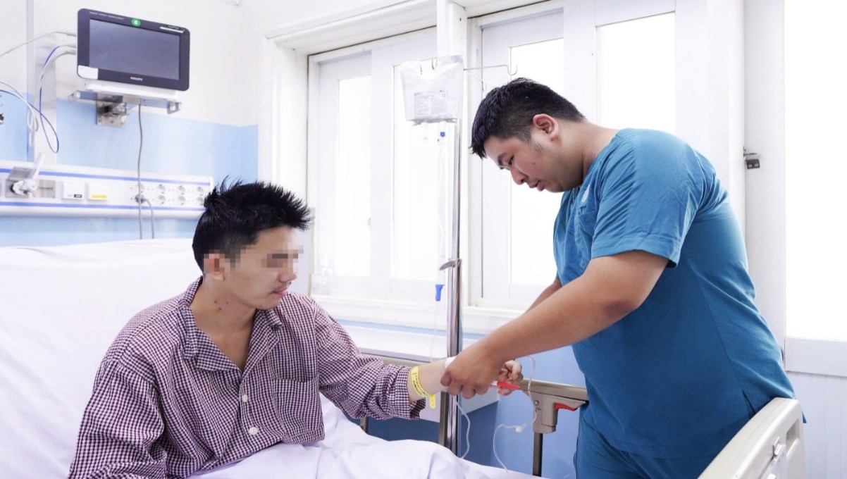 TPHCM ng&agrave;y 2-1: người đ&agrave;n &ocirc;ng ngừng tim khi đang chơi cầu l&ocirc;ng; c&ocirc;ng an bắt một YouTuber  - Ảnh 4.