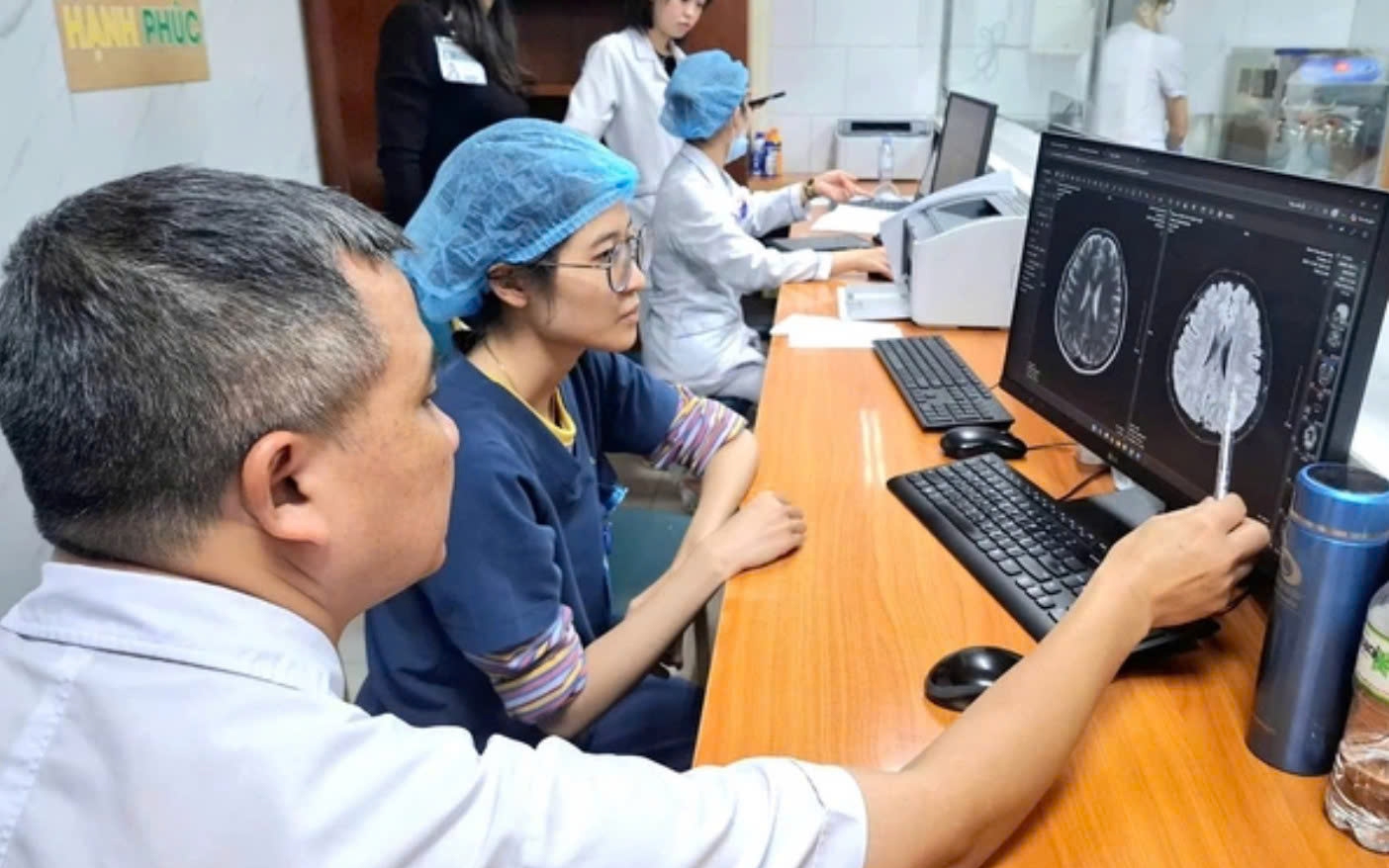 Hút thuốc lá điện tử: Phạt 5 triệu đồng, chủ quán cũng vạ lây