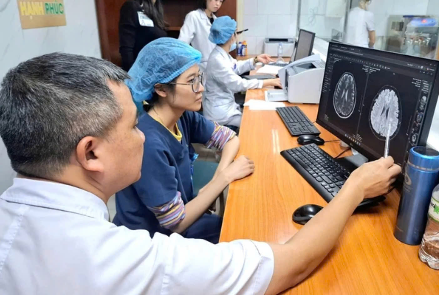 Hút thuốc lá điện tử: Phạt 5 triệu đồng, chủ quán cũng vạ lây - Ảnh 1.