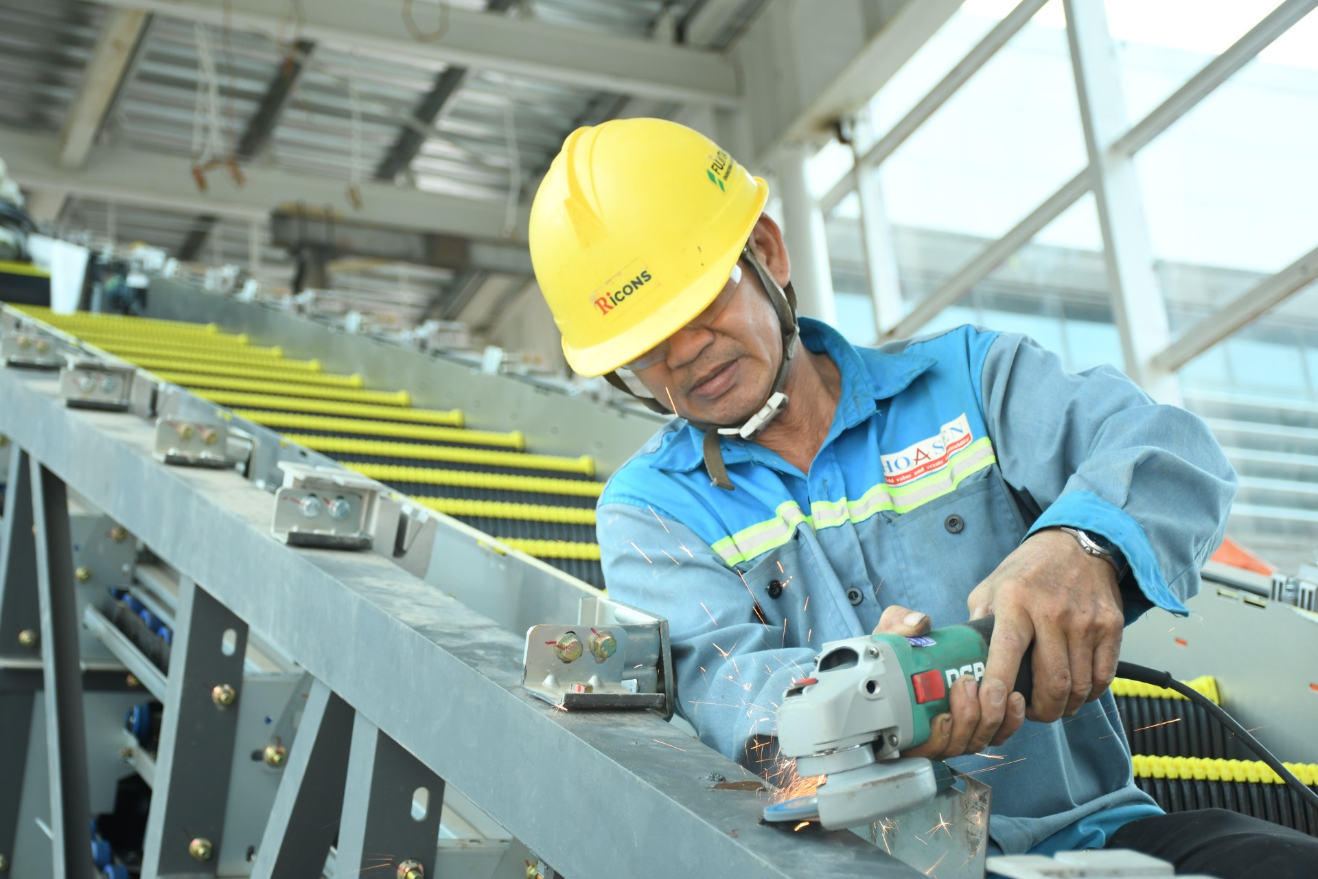 Đ&oacute;n năm mới tr&ecirc;n những đại c&ocirc;ng trường - Ảnh 3.