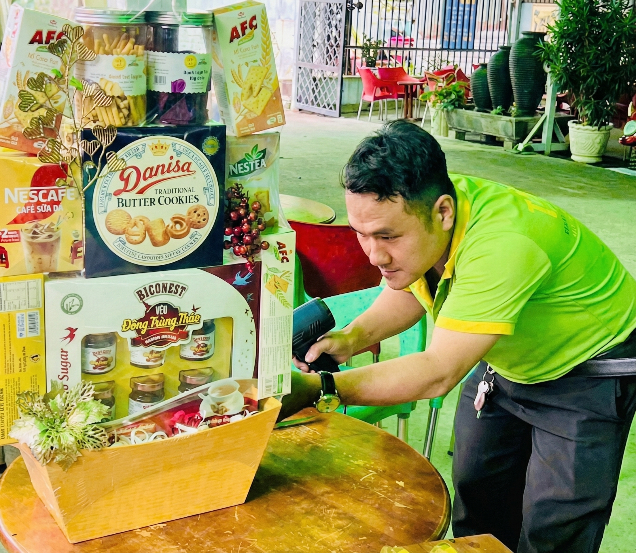 Tất bật kiếm thêm thu nhập mùa Tết - Ảnh 1.