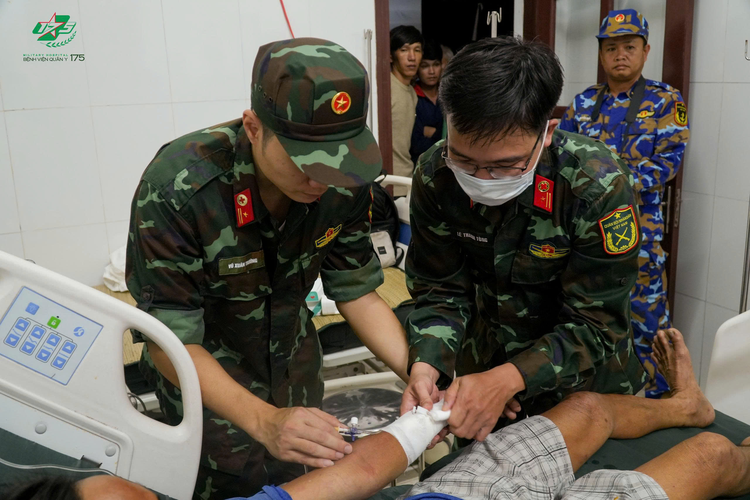 Trực thăng qu&acirc;n đội đưa bệnh nh&acirc;n nguy kịch từ đảo Nam Yết về đất liền an to&agrave;n - Ảnh 1.