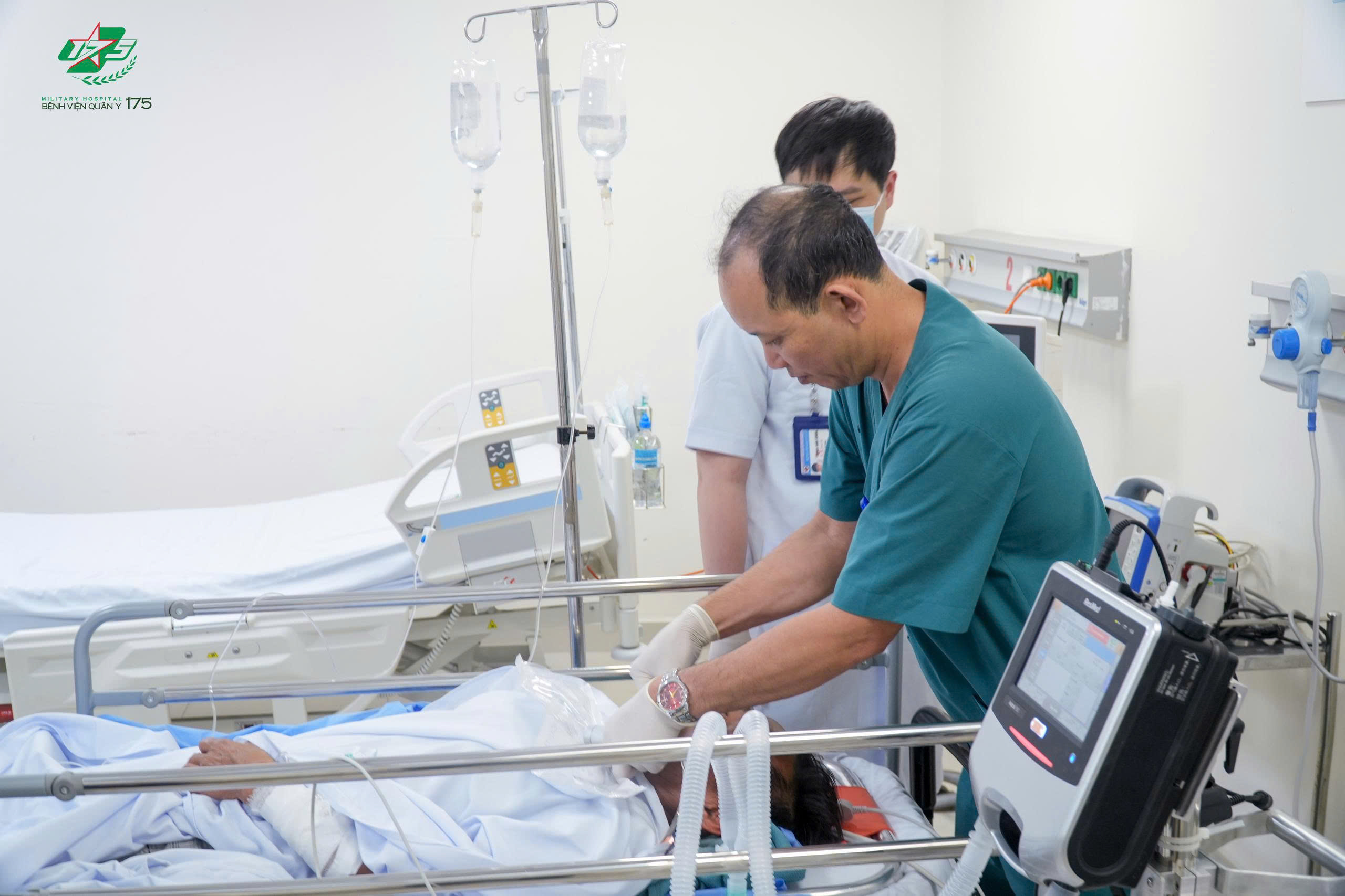 Trực thăng qu&acirc;n đội đưa bệnh nh&acirc;n nguy kịch từ đảo Nam Yết về đất liền an to&agrave;n - Ảnh 5.