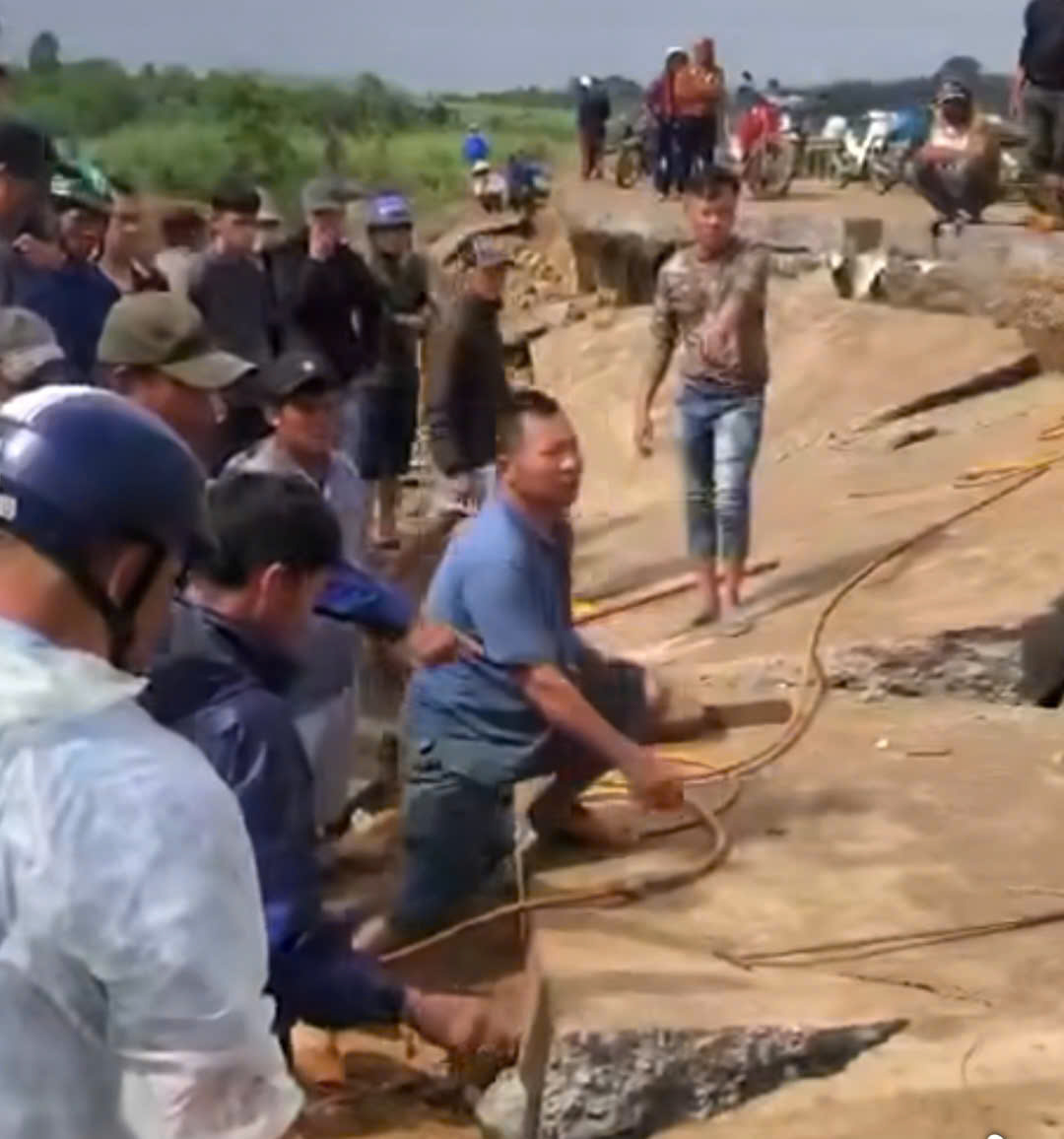 Sập bờ k&egrave; s&ocirc;ng Ba khiến 4 người tử vong thương t&acirc;m tại Đắk Lắk - Ảnh 1.