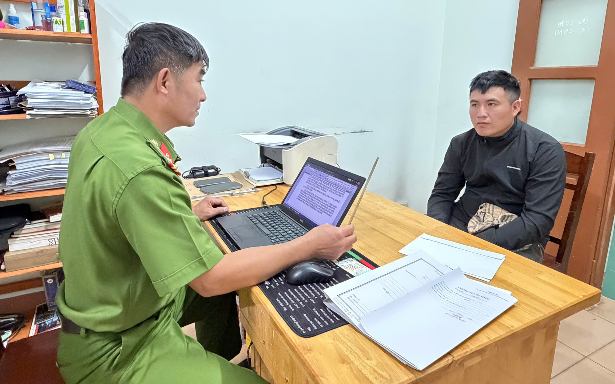 Công an làm việc với "Tý hai lầu" trong vụ dùng đũa đâm tài xế taxi khi đang lái xe