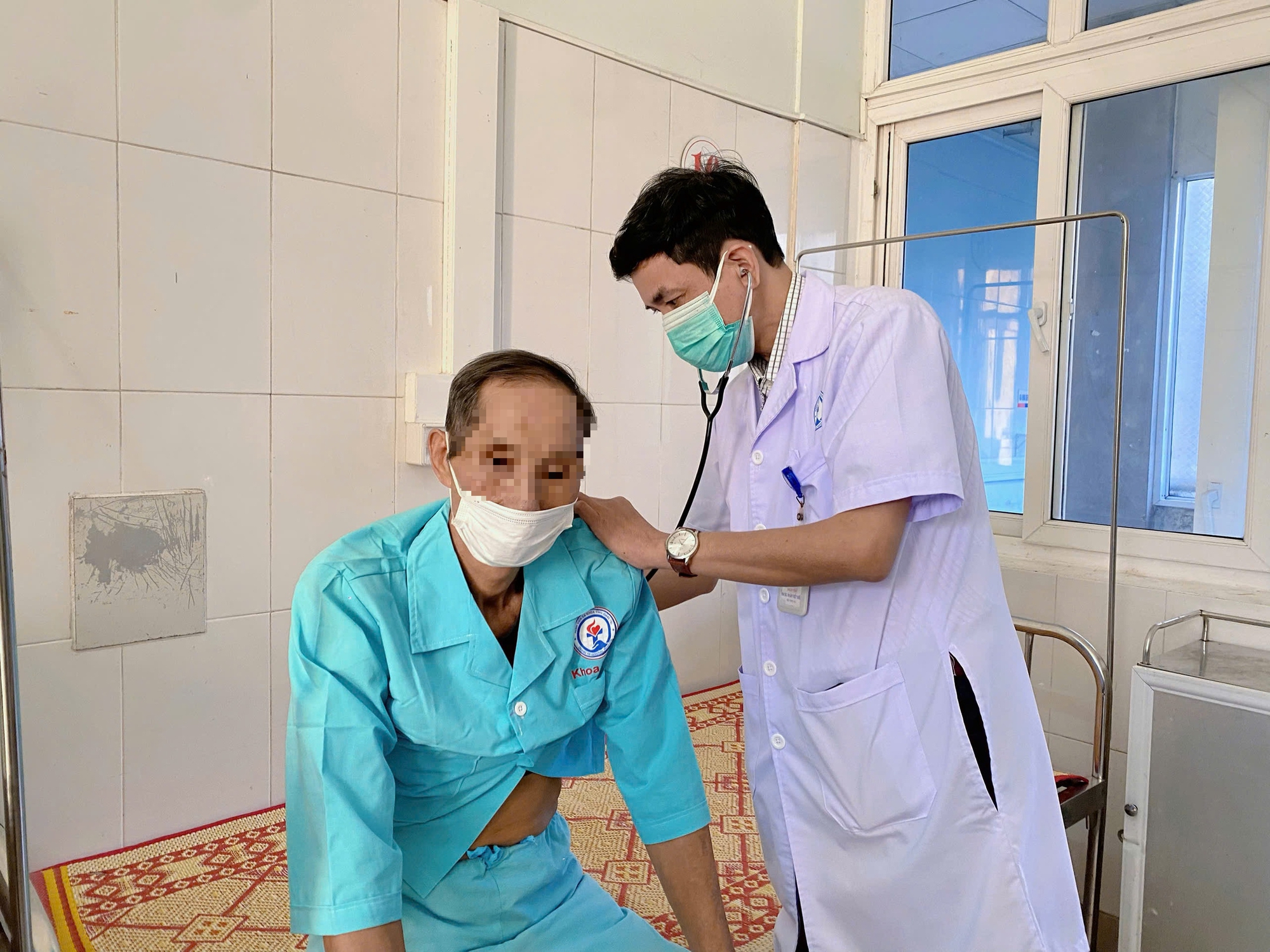 Cứu cụ &ocirc;ng 71 tuổi bị "ho ra m&aacute;u s&eacute;t đ&aacute;nh" - Ảnh 1.