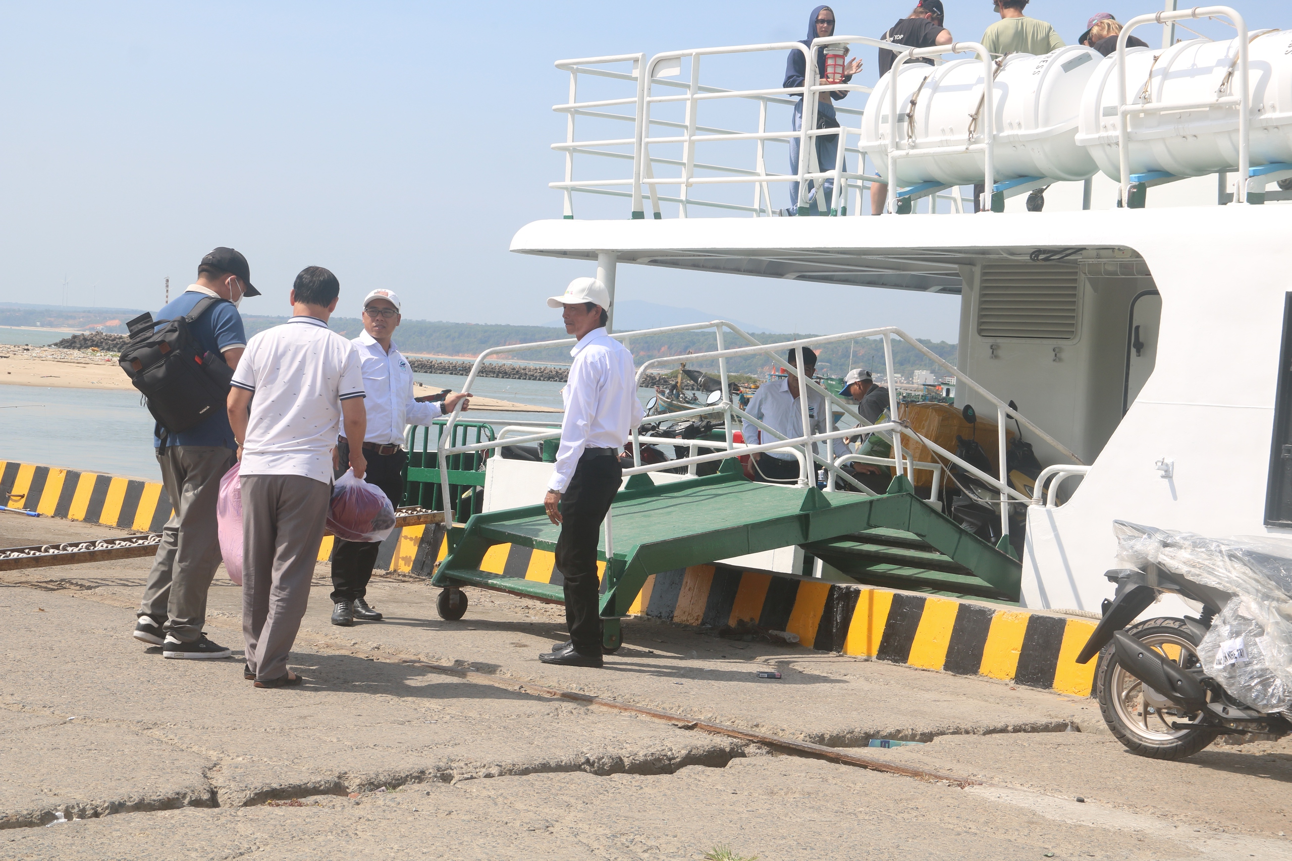 Tăng thêm tàu khai thác, tuyến Phan Thiết – Phú Quý giảm áp lực đi lại cho người dân và du khách - Ảnh 2.