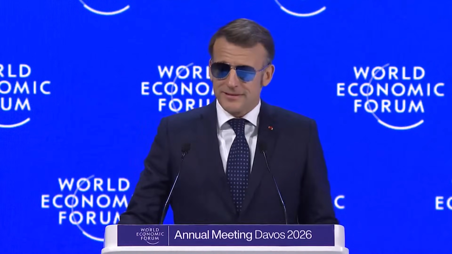 Tổng thống Ph&aacute;p đeo k&iacute;nh r&acirc;m, tung đ&ograve;n đ&aacute;p trả &ocirc;ng Donald Trump tại Davos - Ảnh 1.