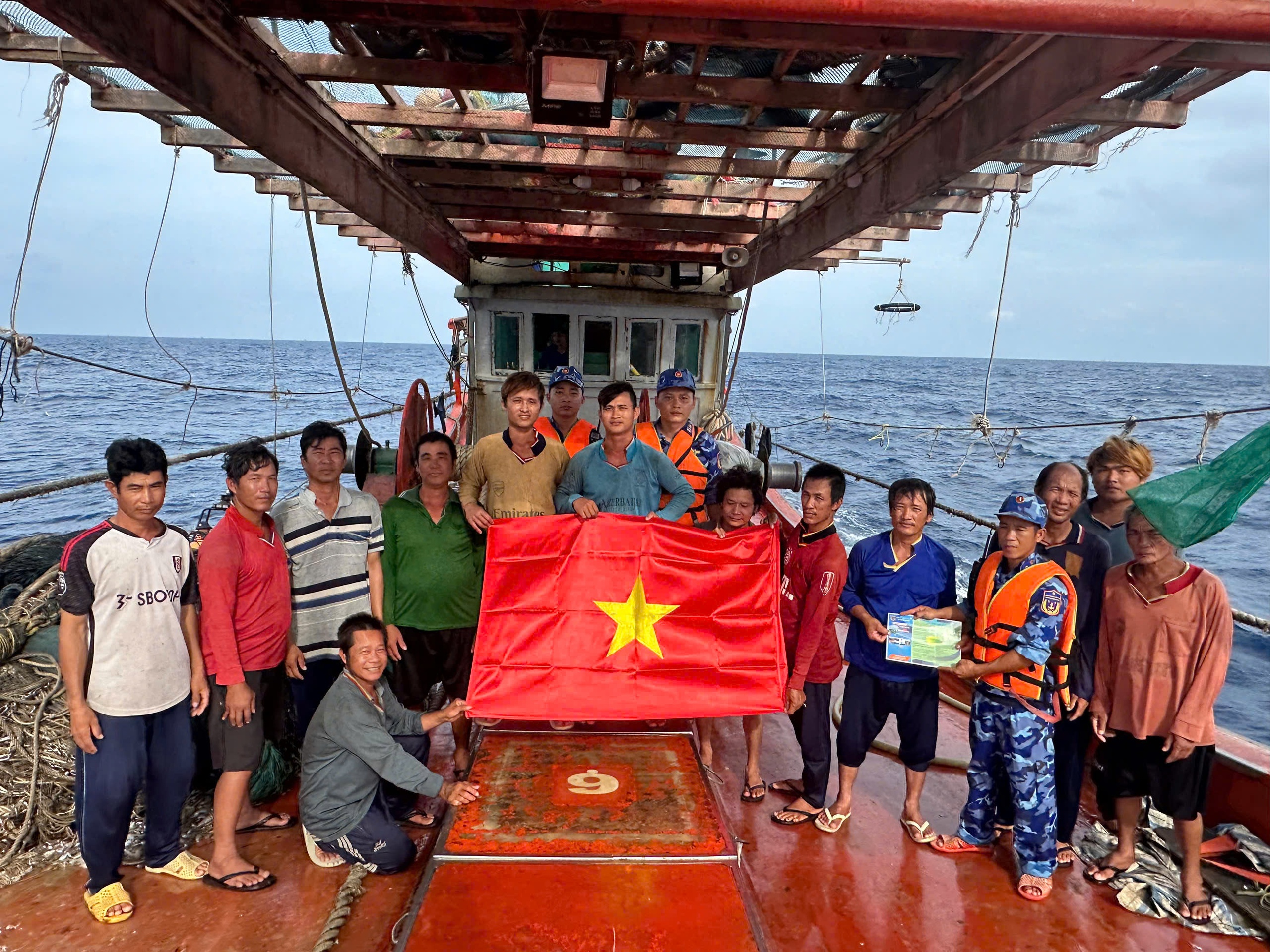 Từ vùng biển giáp ranh, Chiến sĩ Cảnh sát biển cùng ngư dân gửi niềm tin về Đại hội XIV - Ảnh 3.
