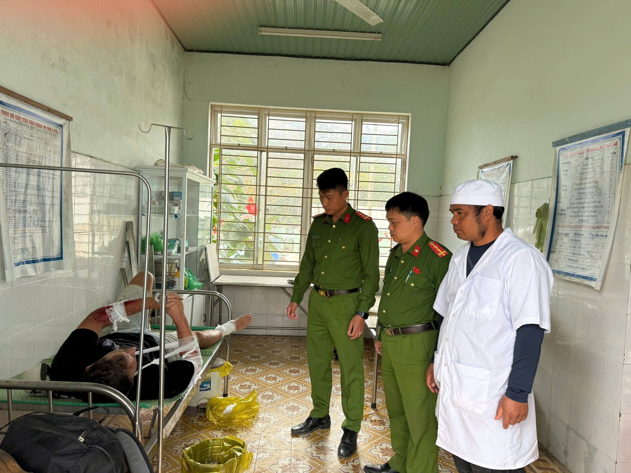 Gặp nạn tr&ecirc;n đường đ&egrave;o, du kh&aacute;ch Đức x&uacute;c động cảm ơn C&ocirc;ng an Đ&agrave; Nẵng - Ảnh 2.