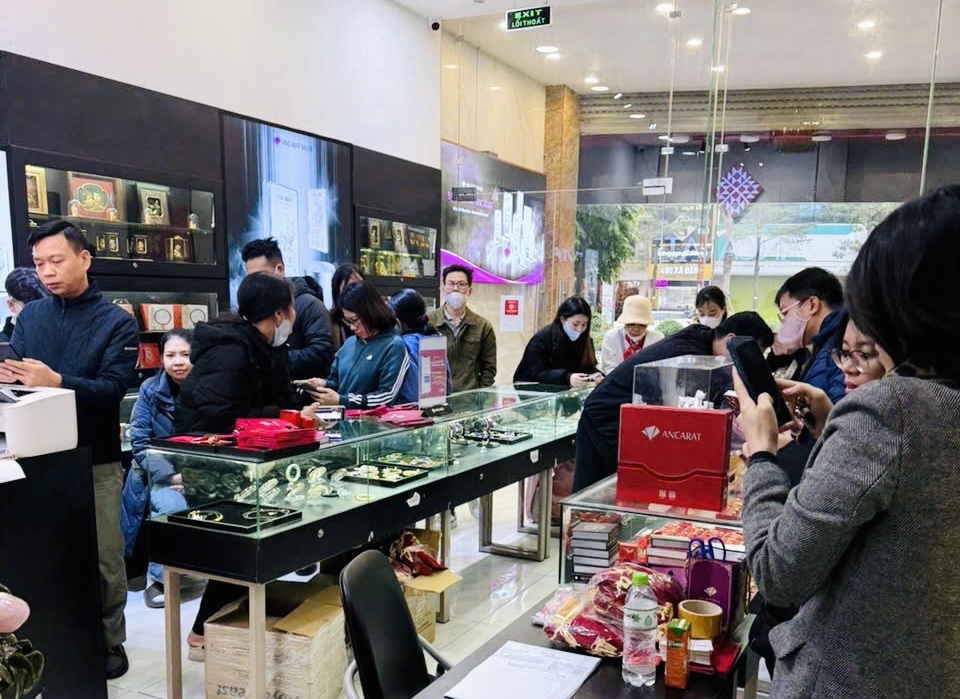 Bạc lập đỉnh mới, người dân rút tiết kiệm, xếp hàng đến 9 giờ tối chờ mua - Ảnh 1.
