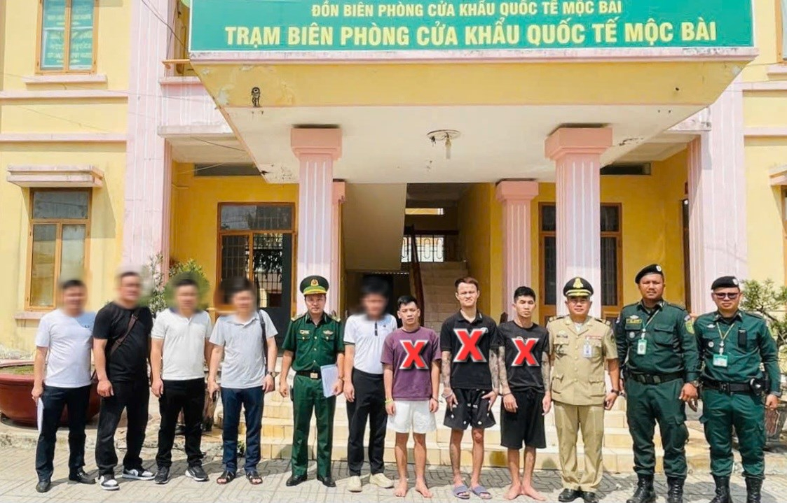 Cảnh sát hình sự đặc nhiệm bắt 3 đối tượng truy nã tại cửa khẩu Mộc Bài - Ảnh 1.