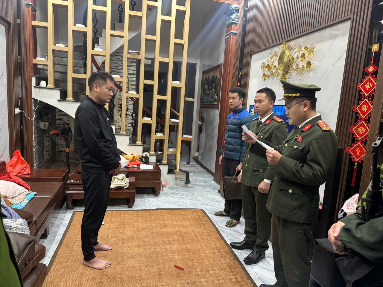 Bu&ocirc;n 25 tấn mỹ phẩm giả từ Trung Quốc, b&aacute;n qua Facebook v&agrave; Shopee thu lợi h&agrave;ng chục tỉ đồng - Ảnh 1.