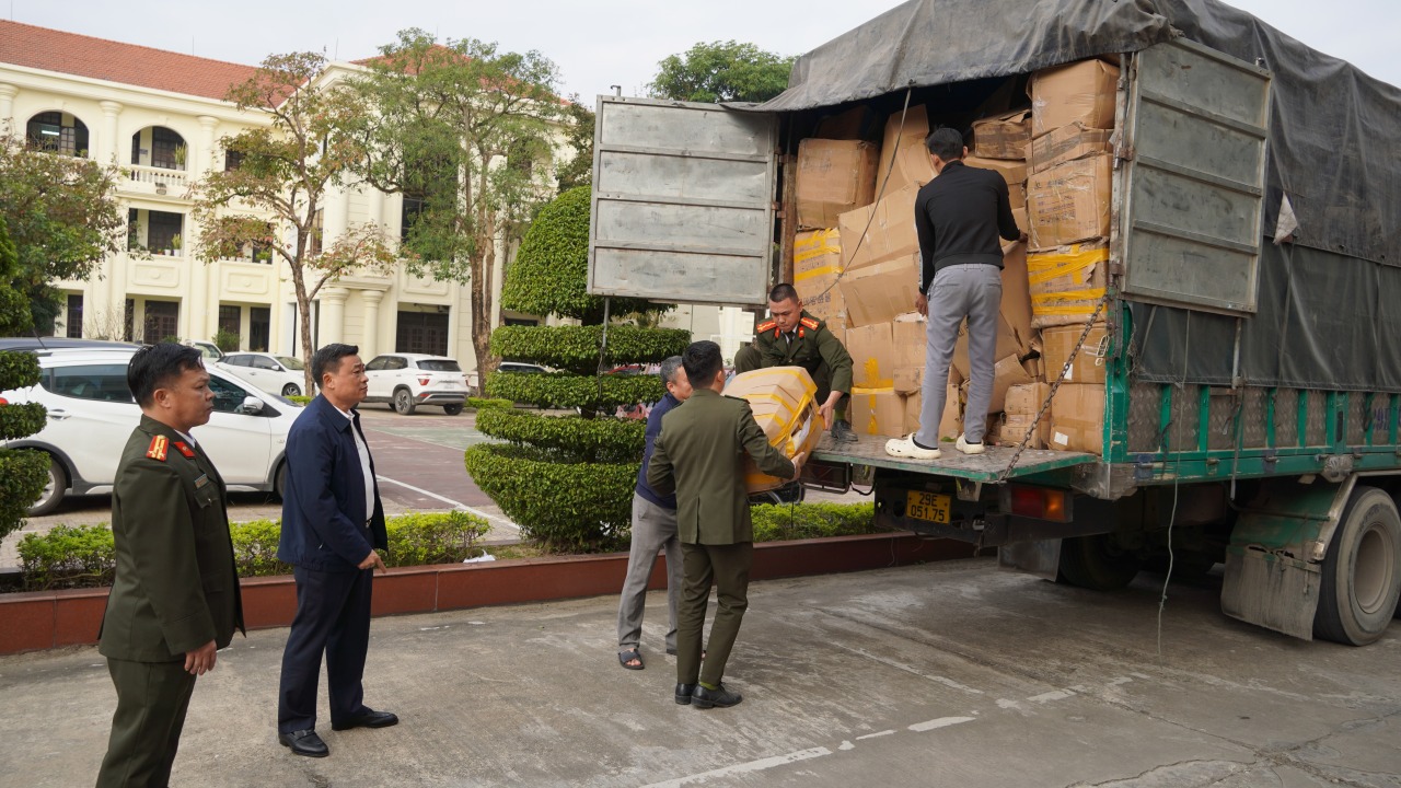 Bu&ocirc;n 25 tấn mỹ phẩm giả từ Trung Quốc, b&aacute;n qua Facebook v&agrave; Shopee thu lợi h&agrave;ng chục tỉ đồng - Ảnh 3.