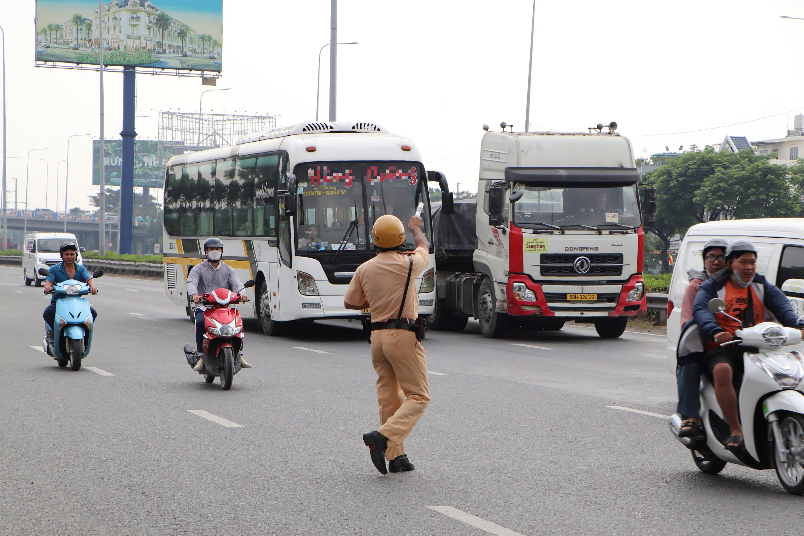 CSGT TPHCM quyết liệt k&eacute;o giảm tai nạn giao th&ocirc;ng - Ảnh 1.