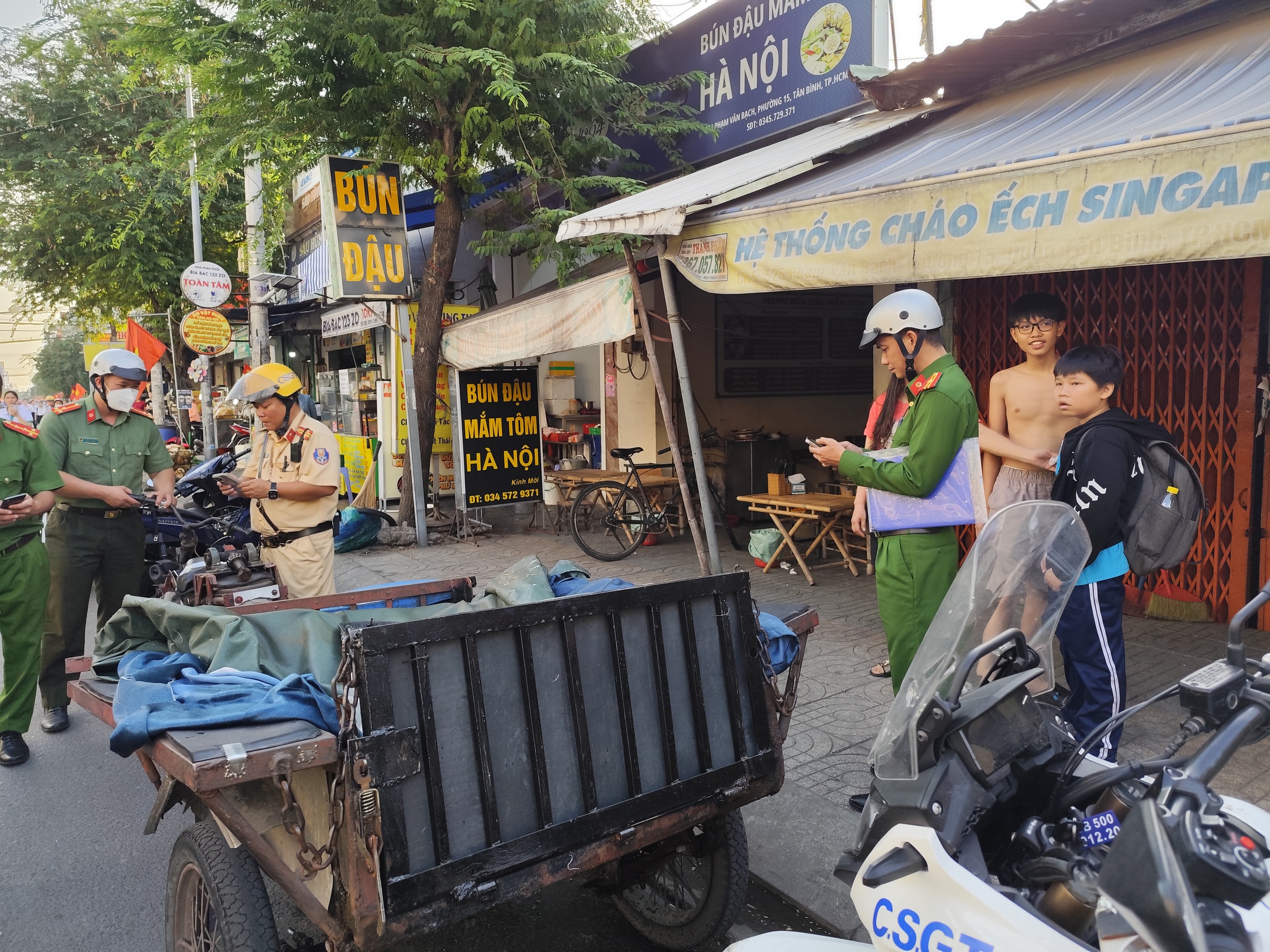 Lập lại trật tự lòng đường, vỉa hè ở đường Phạm Văn Bạch, Tây Thạnh - Ảnh 2.