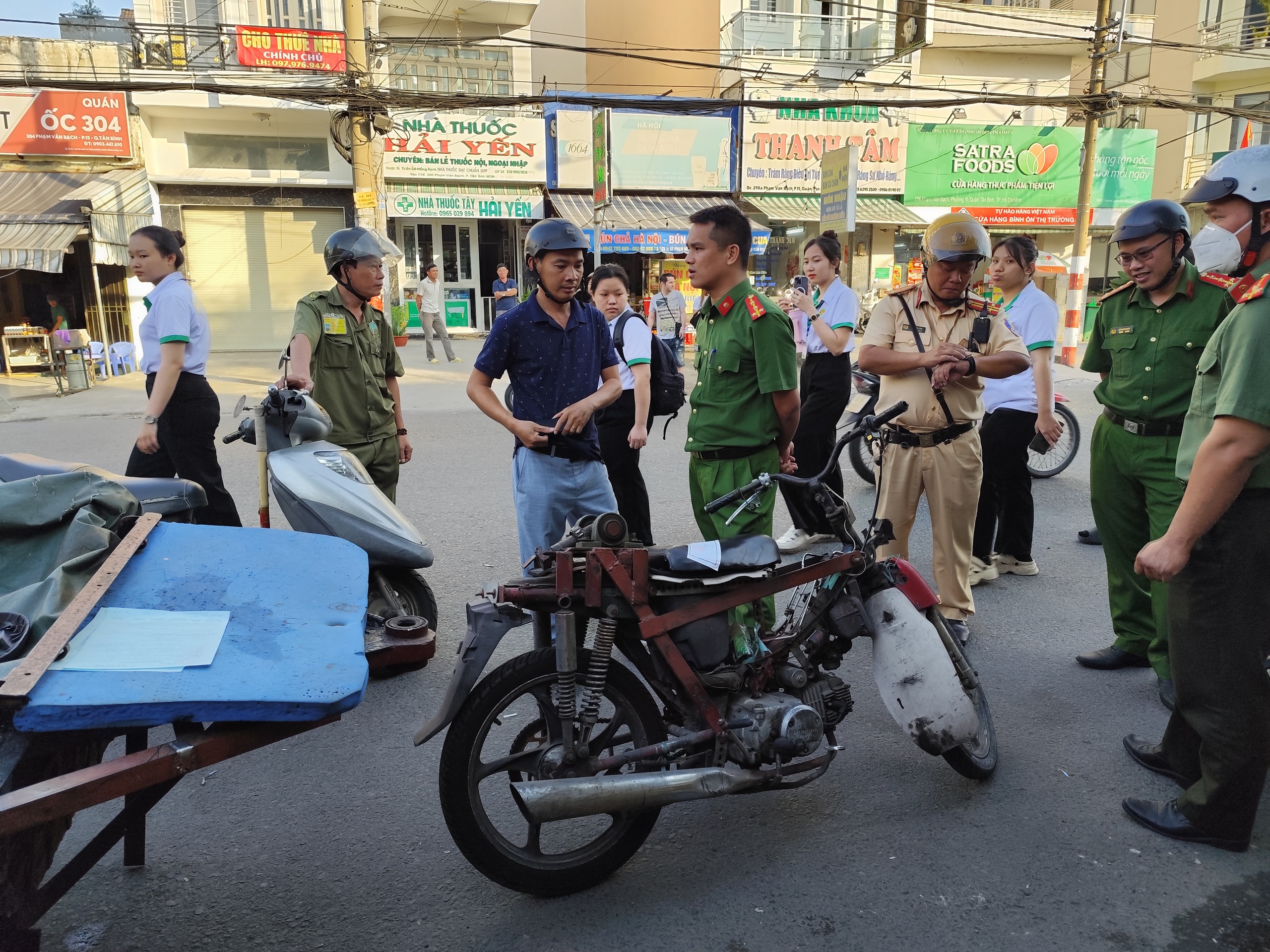 Lập lại trật tự lòng đường, vỉa hè ở đường Phạm Văn Bạch, Tây Thạnh - Ảnh 1.