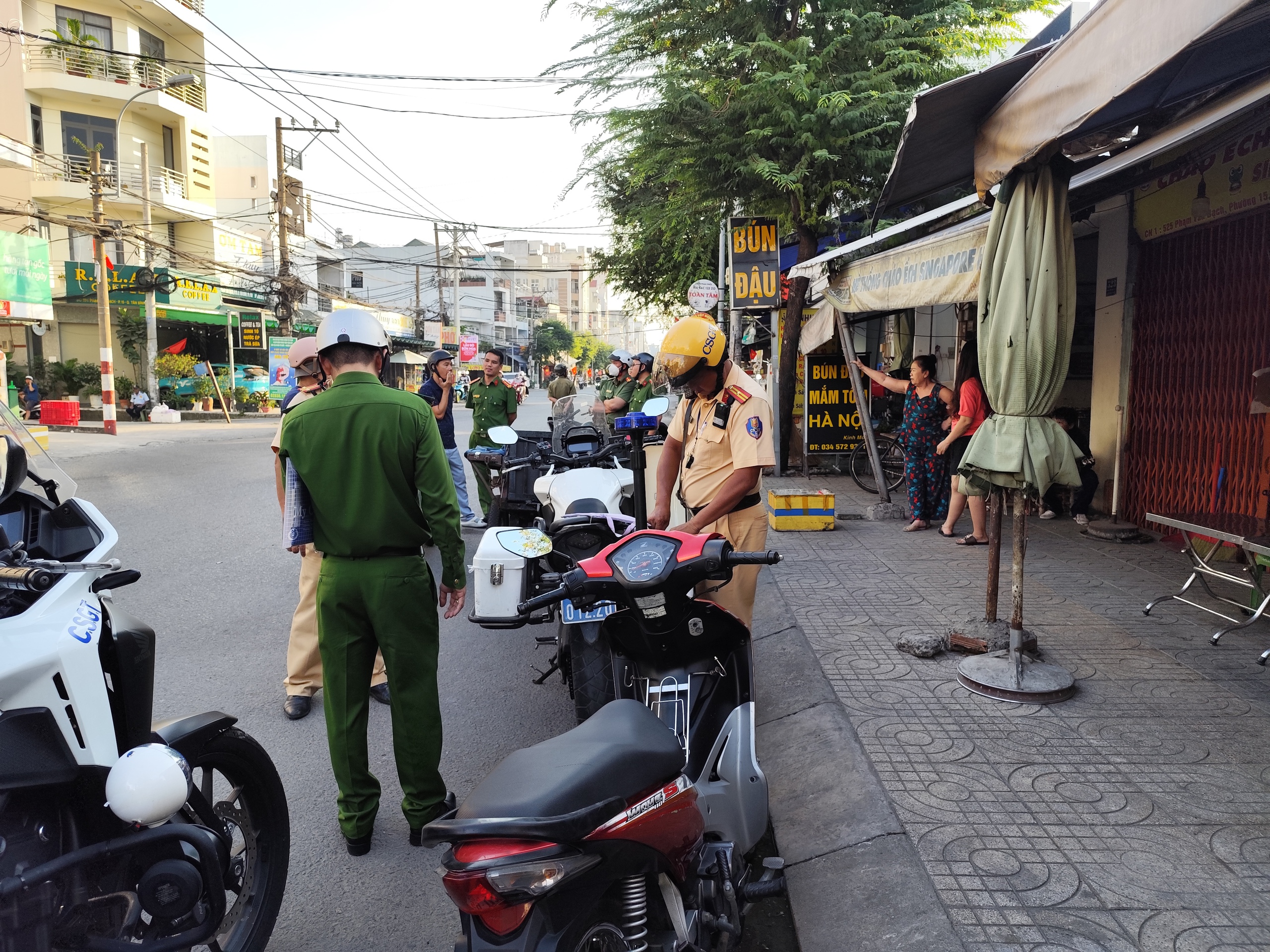 Lập lại trật tự lòng đường, vỉa hè ở đường Phạm Văn Bạch, Tây Thạnh - Ảnh 3.
