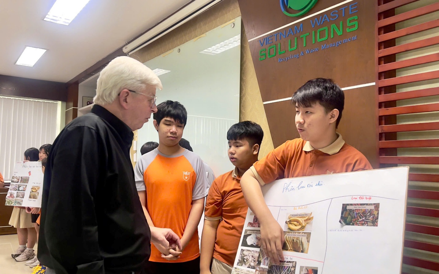 VWS đón học sinh Singapore tham quan Khu liên hợp xử lý rác Đa Phước - Ảnh 5.
