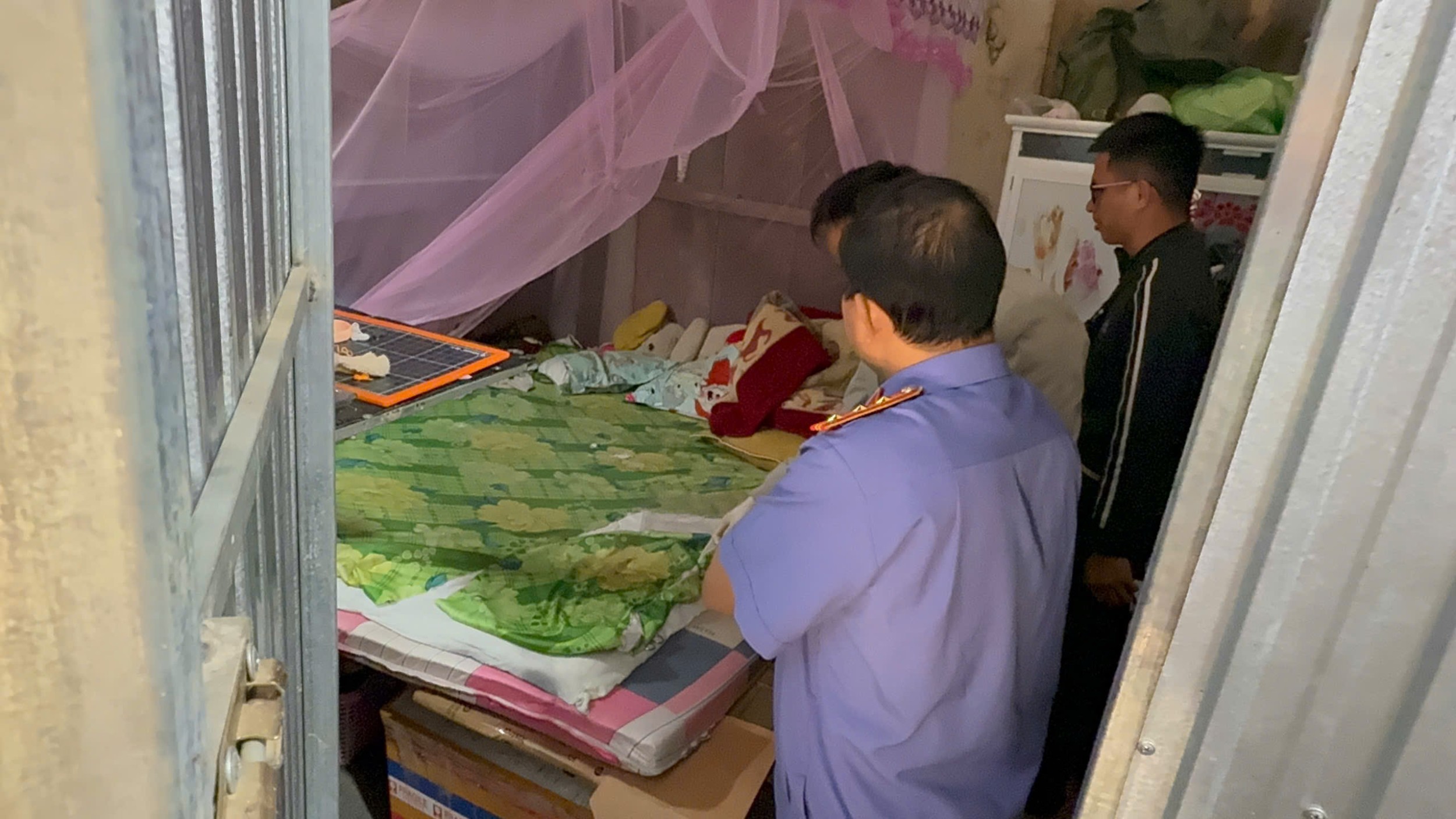 Đến Công an trình báo vụ xâm hại con riêng tại Đà Nẵng - Ảnh 2.