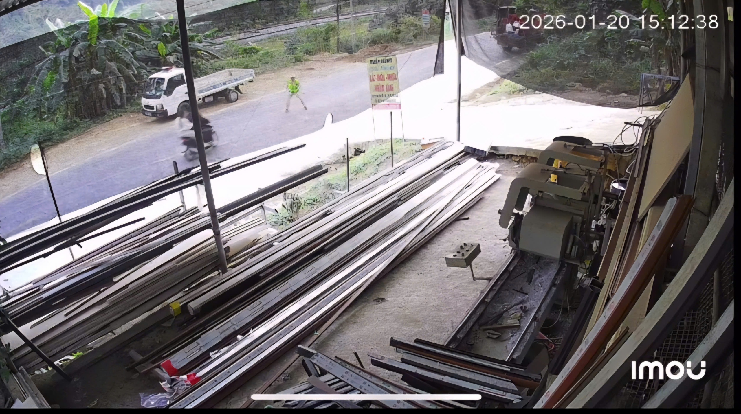 Thông tin đáng chú ý vụ Thượng úy CSGT bị xe tông nhập viện - Ảnh 1.