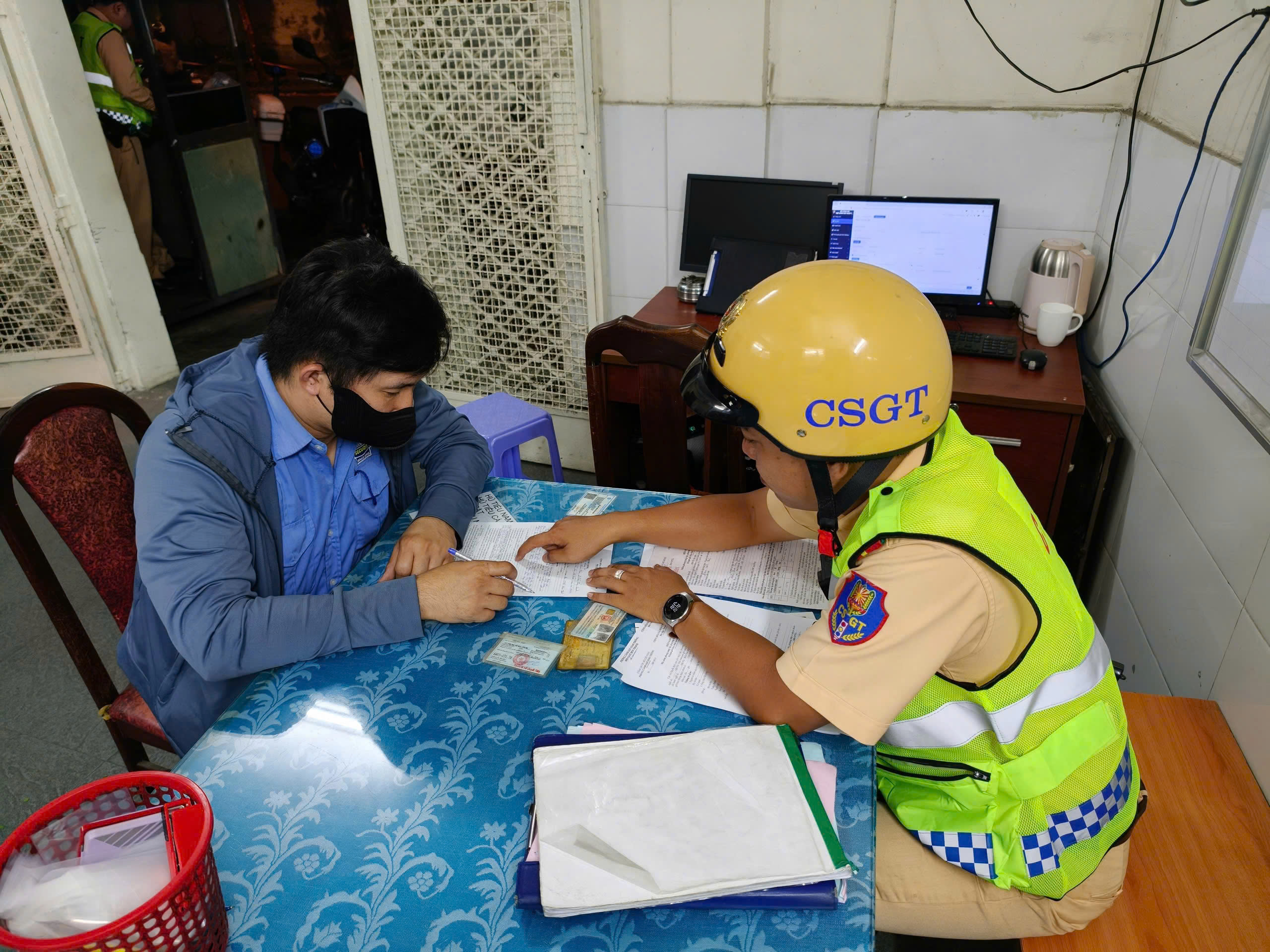 CSGT TPHCM tịch thu xe người đàn ông vi phạm 3 lỗi - Ảnh 1.