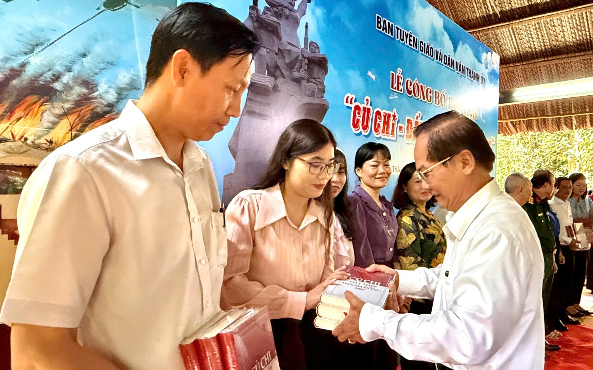 Ra mắt bộ sách "Củ Chi - Đất thép Thành đồng"