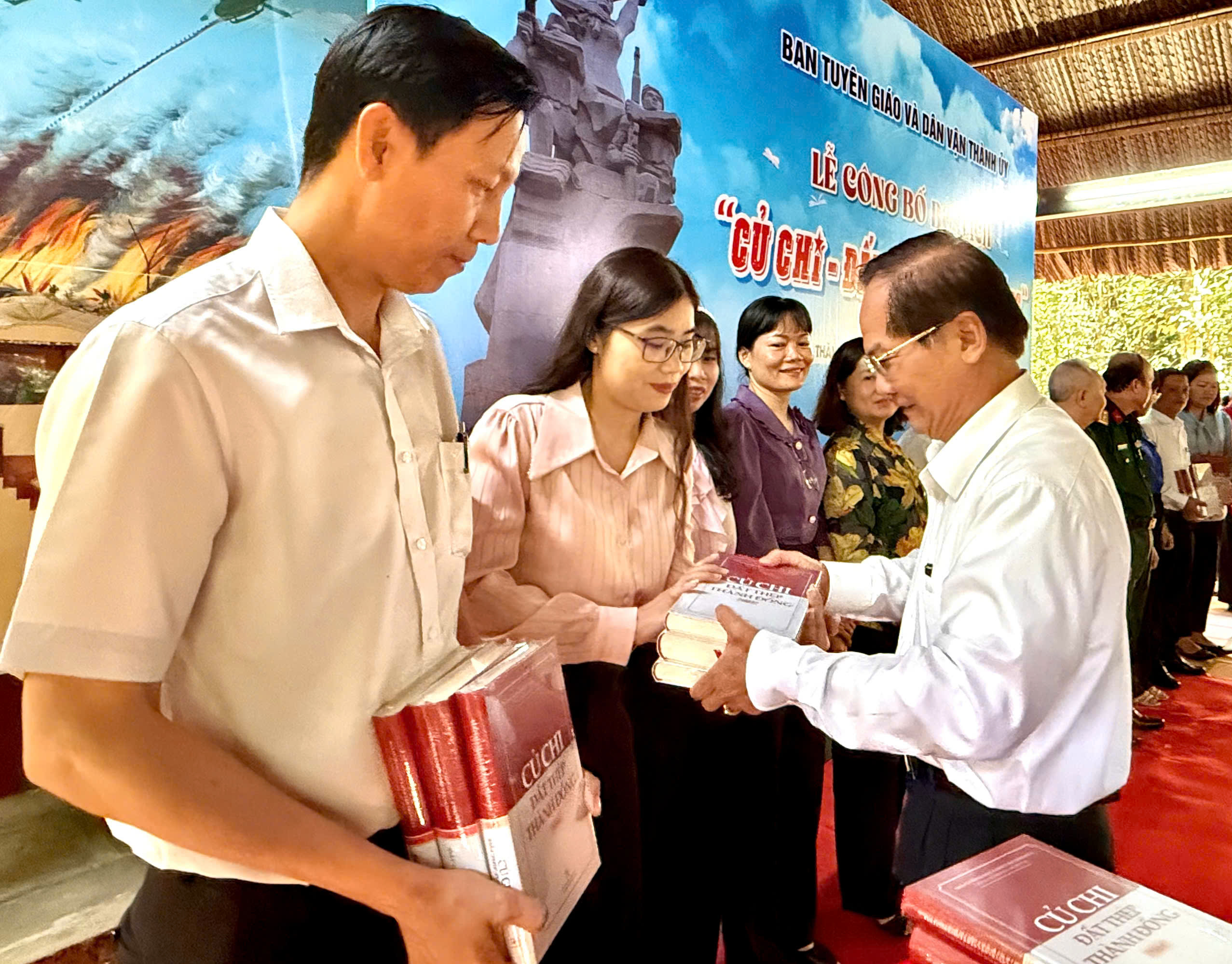 Ra mắt bộ sách "Củ Chi - Đất thép Thành đồng" - Ảnh 3.