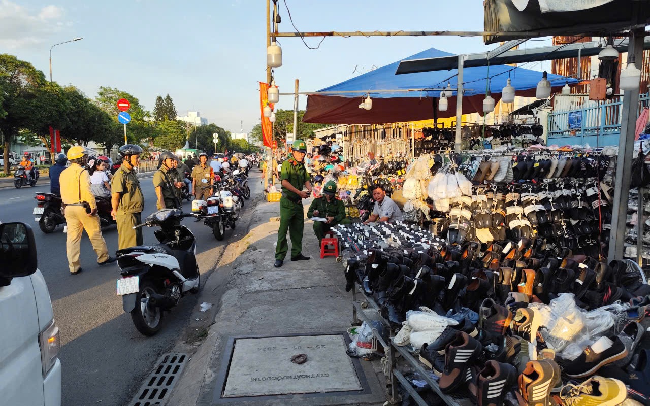 TPHCM: Lập lại trật tự lòng đường, vỉa hè ở đường Phạm Văn Bạch, Tây Thạnh