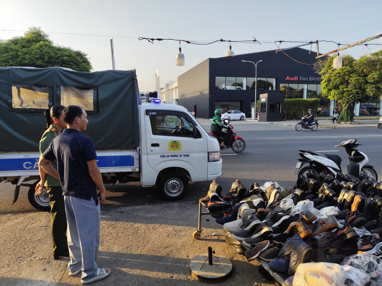Lập lại trật tự lòng đường, vỉa hè ở đường Phạm Văn Bạch, Tây Thạnh - Ảnh 7.