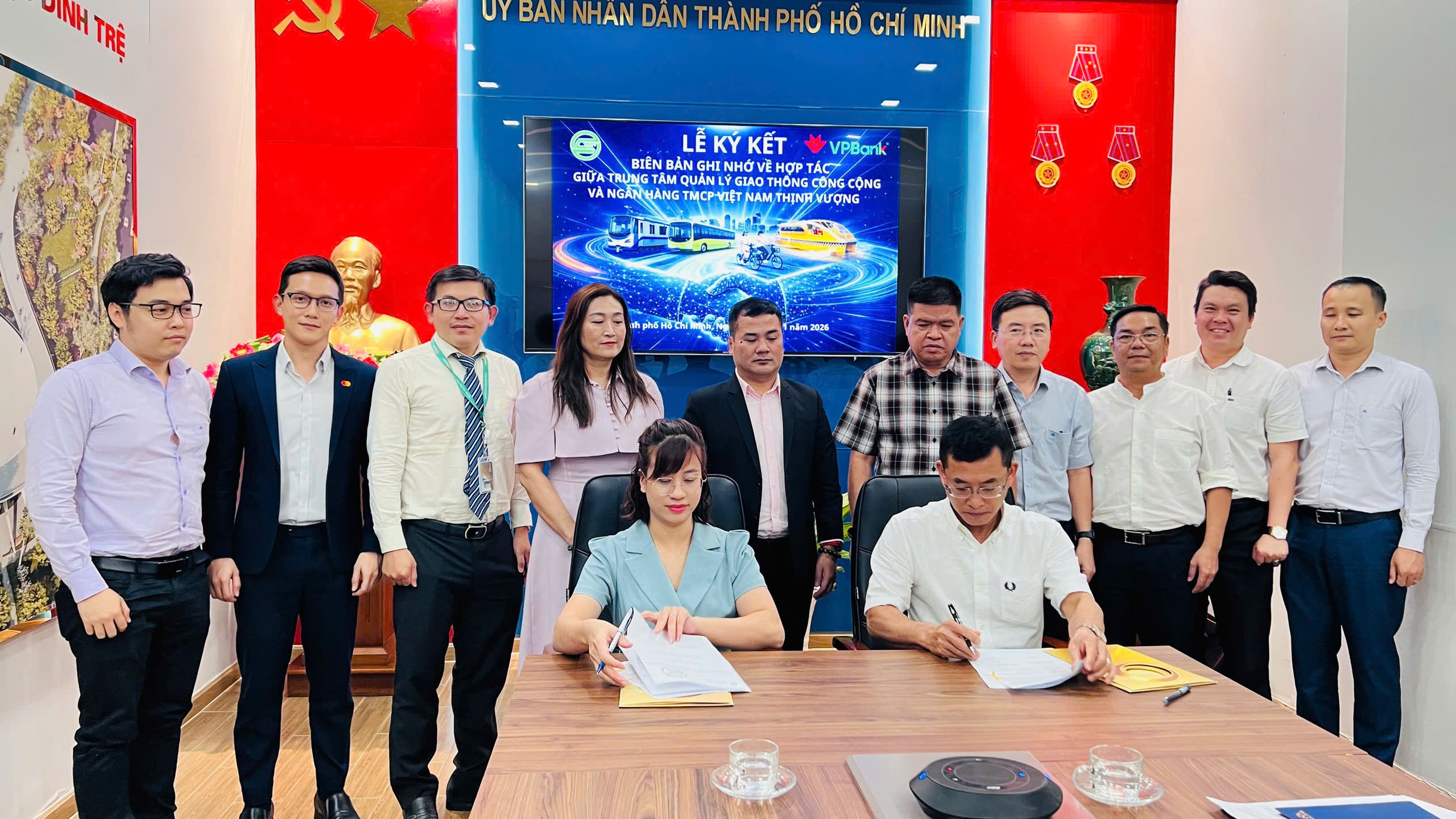 VPBank ký kết hợp tác chiến lược cùng Trung tâm quản lý giao thông công cộng TP HCM - Ảnh 1.
