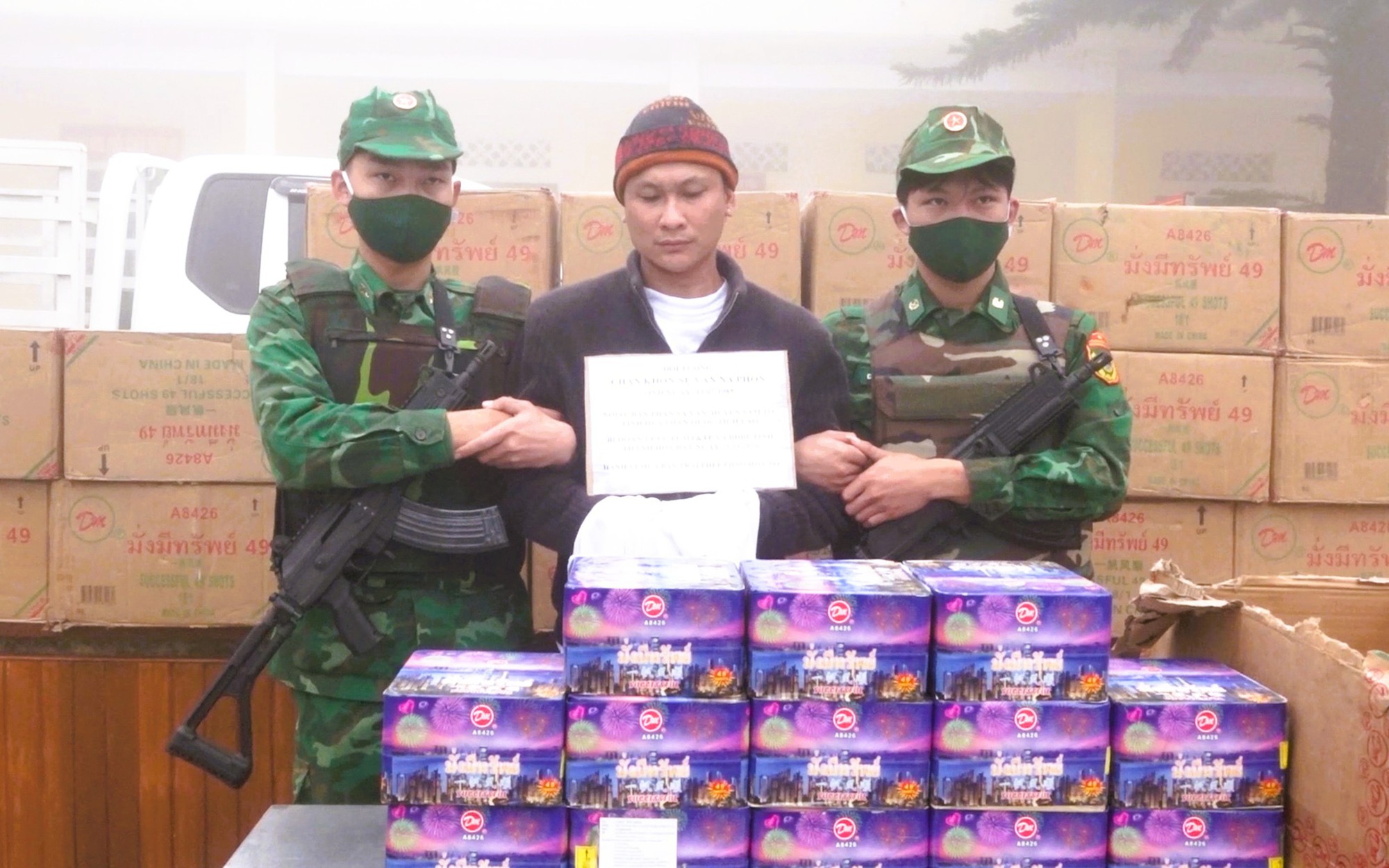 Bắt người nước ngoài vận chuyển hơn 1 tấn pháo hoa