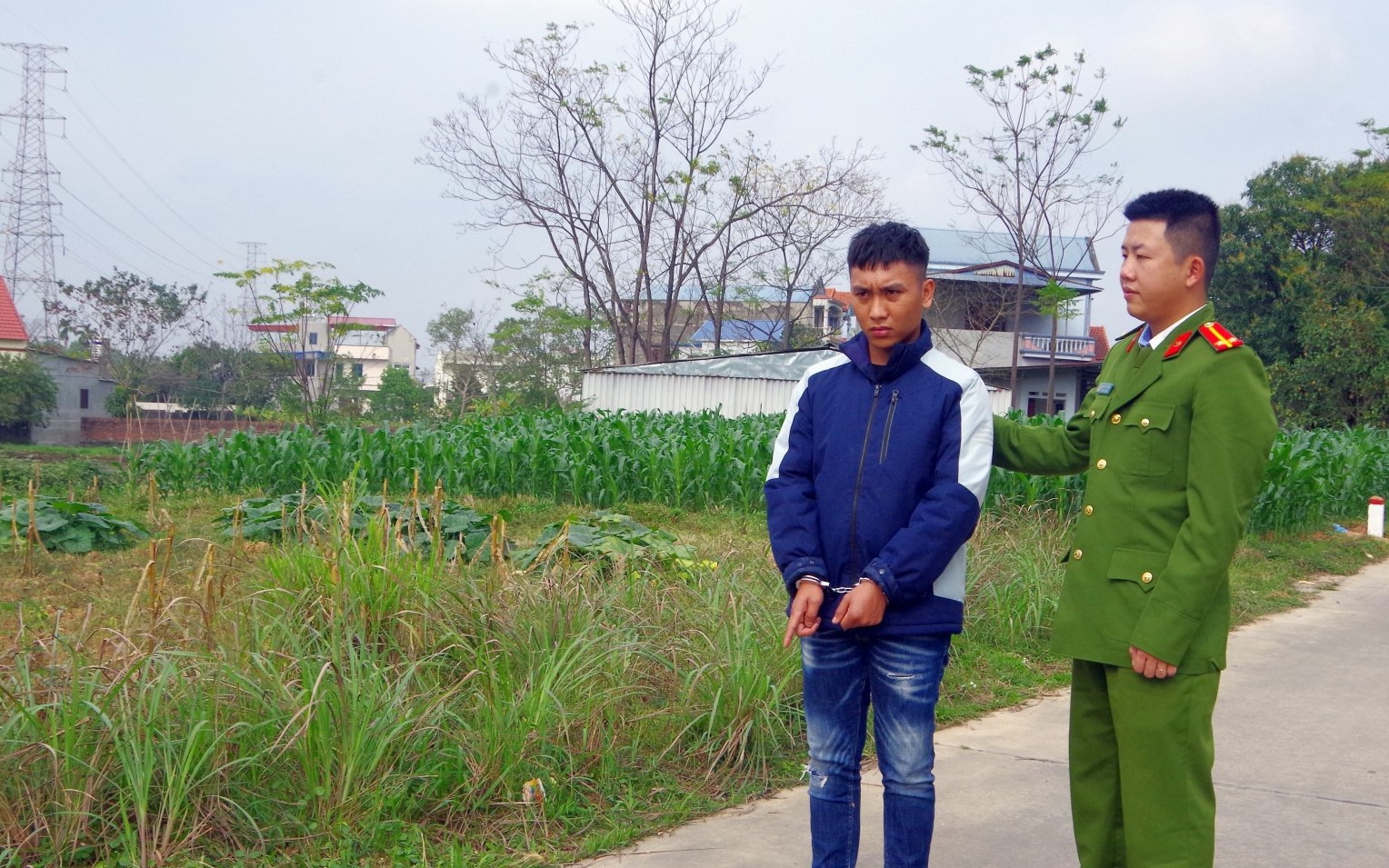 Nam thanh niên sàm sỡ, hiếp dâm bé gái 13 tuổi đi xe đạp
