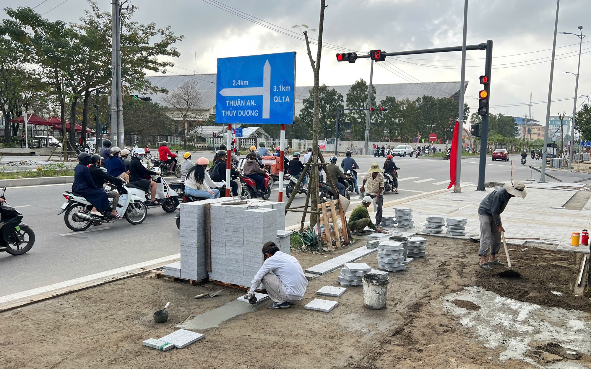 Sau một ngày bị lãnh đạo TP Huế phê bình, công trường đường Phạm Văn Đồng có gì khác?