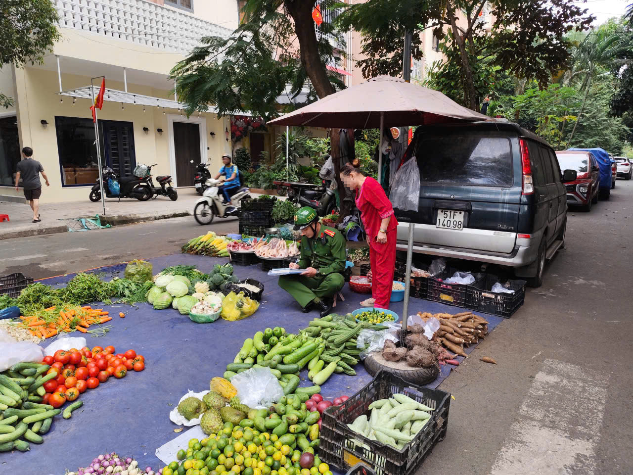 Vỉa hè, lòng đường khu vực chung cư Tây Thạnh bị lấn chiếm, giờ đã được lập lại trật tự - Ảnh 1.