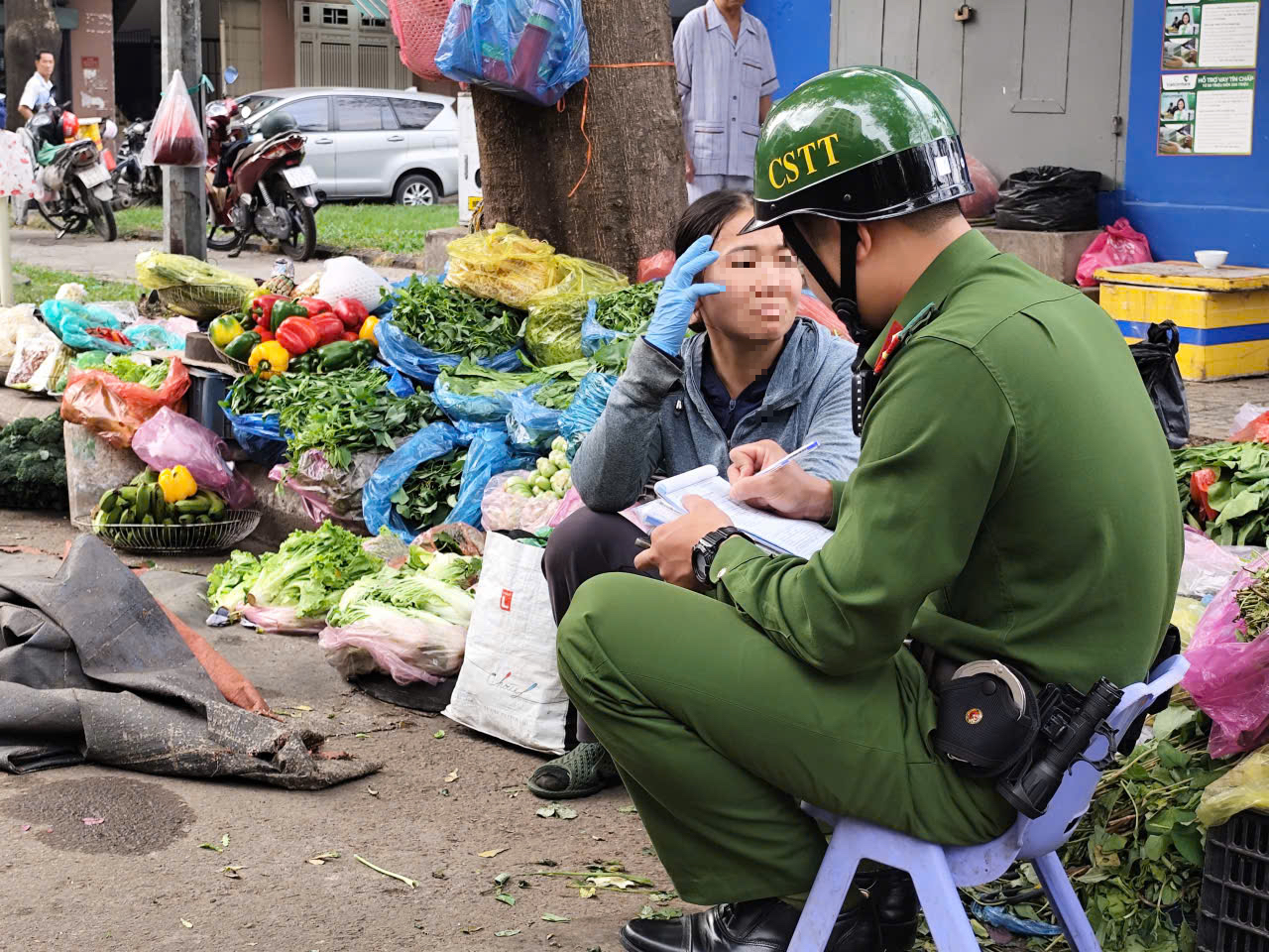 Vỉa hè, lòng đường khu vực chung cư Tây Thạnh bị lấn chiếm, giờ đã được lập lại trật tự - Ảnh 2.
