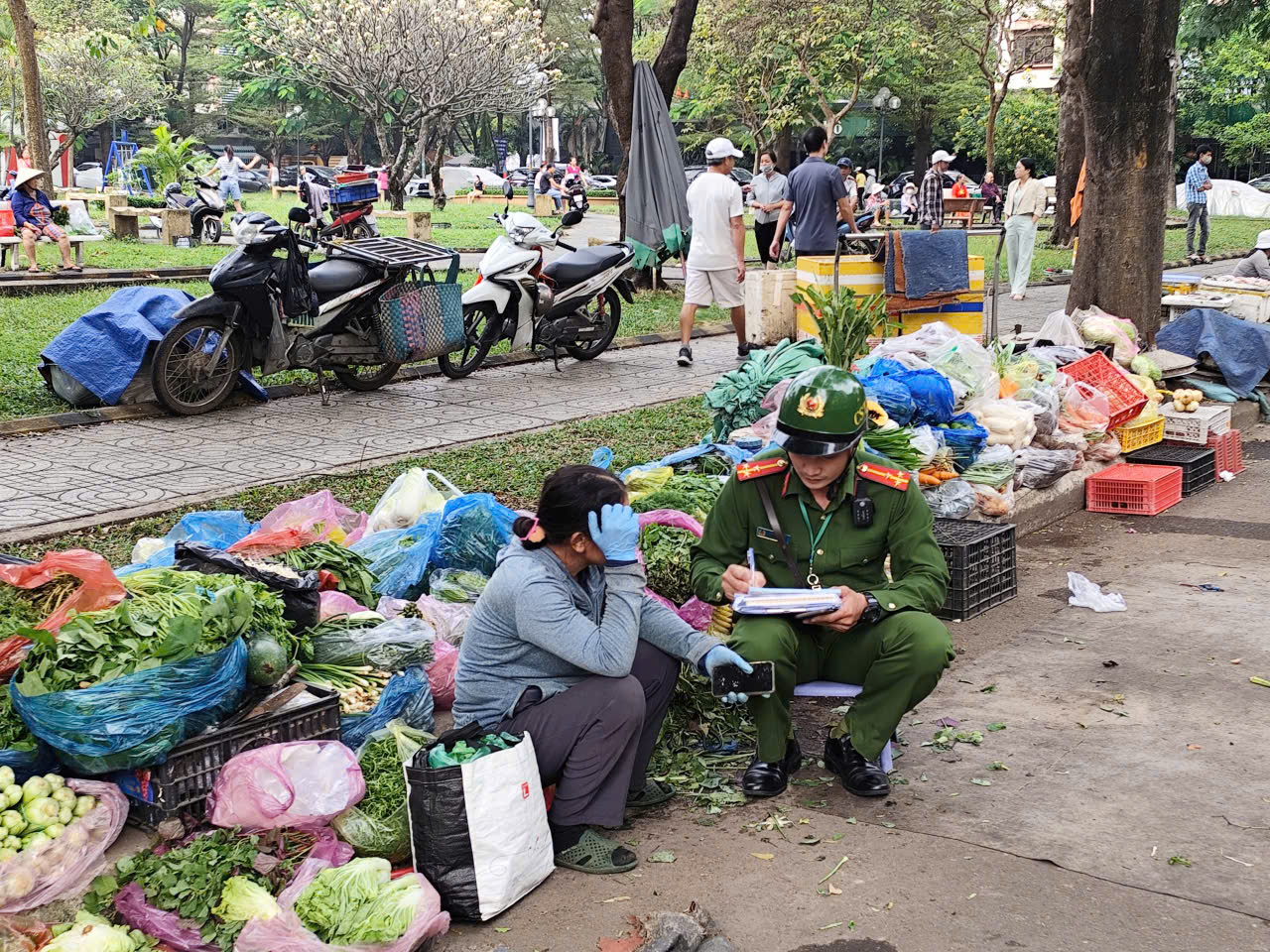 Vỉa hè, lòng đường khu vực chung cư Tây Thạnh bị lấn chiếm, giờ đã được lập lại trật tự - Ảnh 5.