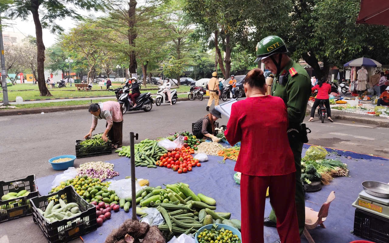 "Mạnh tay" dẹp loạn cảnh bát nháo vỉa hè, lòng đường chung cư Tây Thạnh