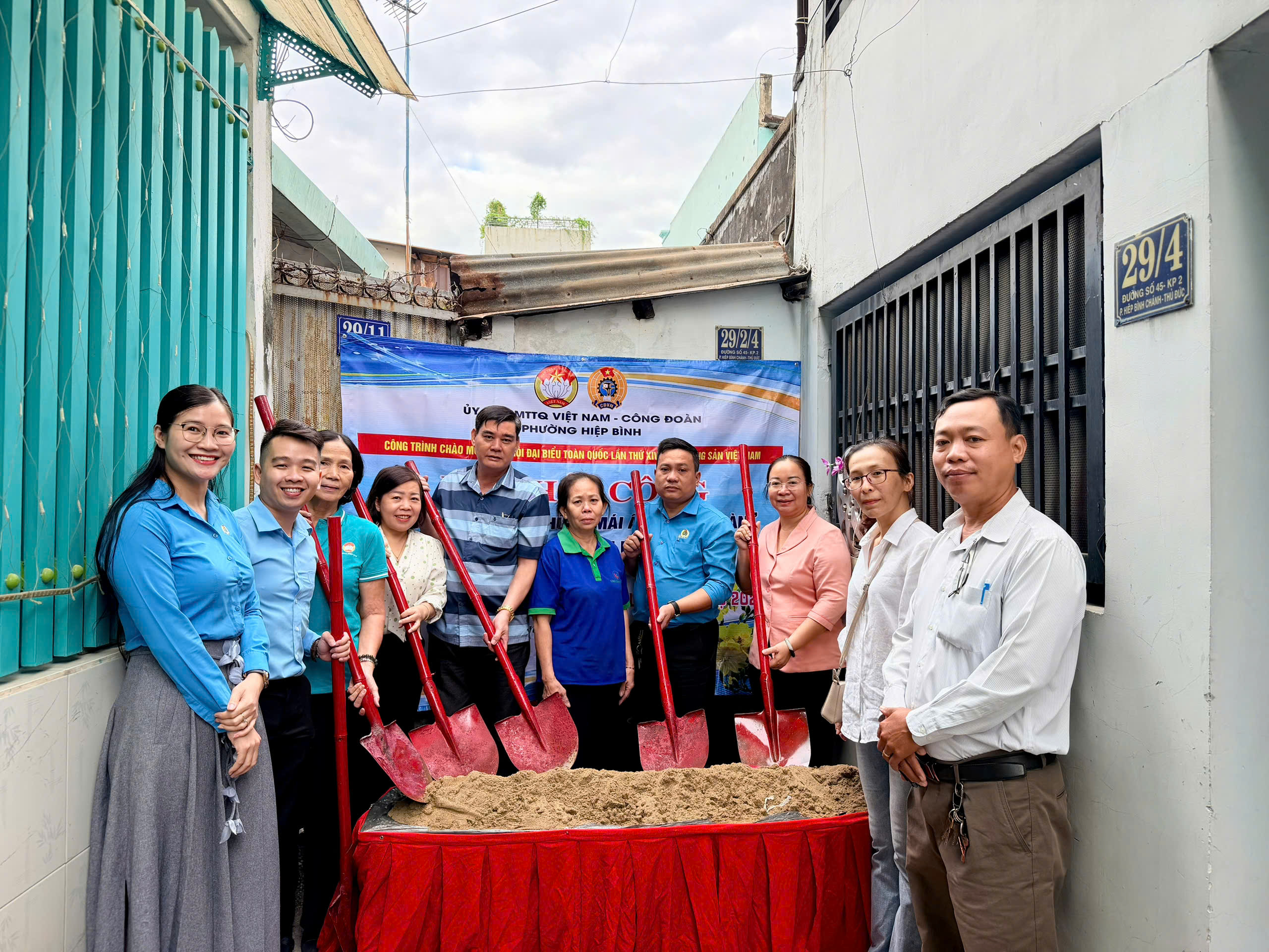 Người lao động hạnh ph&uacute;c v&igrave; sẽ được đ&oacute;n Tết trong nh&agrave; mới - Ảnh 1.
