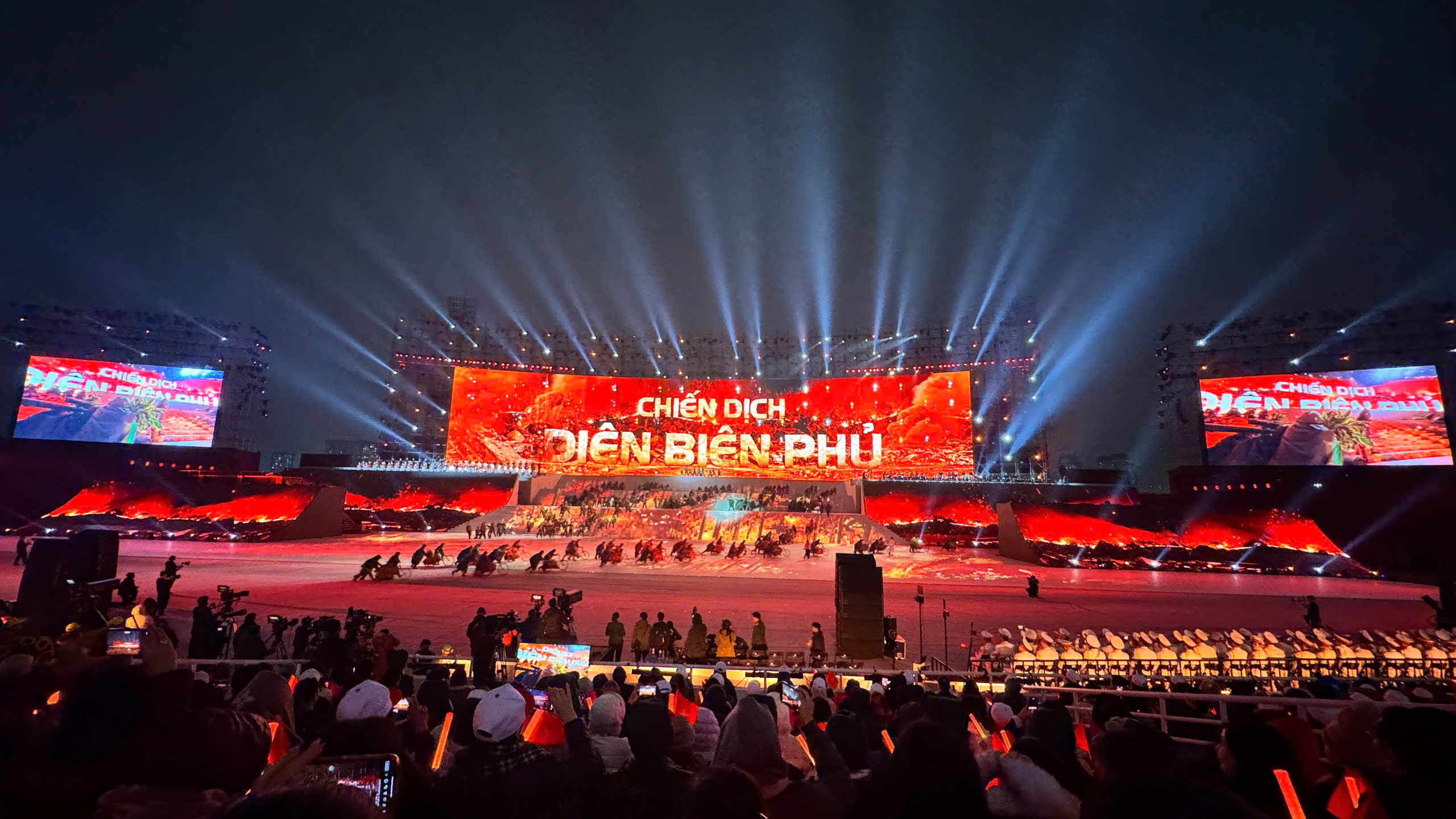 Ph&aacute;o hoa Đại hội Đảng rực rỡ dưới trời gi&aacute; lạnh tại Mỹ Đ&igrave;nh - Ảnh 7.