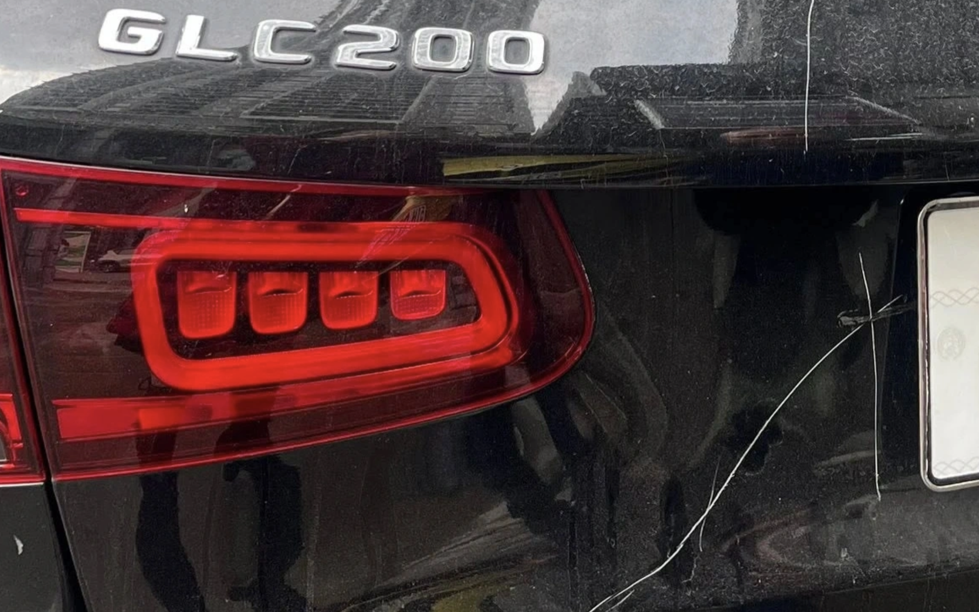 Công an vào cuộc vụ xe Mercedes bị cào xước, bẻ gương, đập kính khi đỗ trước một trung tâm tiếng Anh