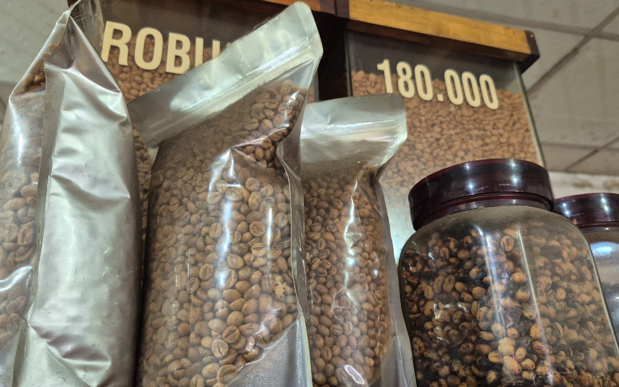 Giá cà phê hôm nay 23-1: Lại đi lùi, mong manh mốc 100.000 đồng/kg