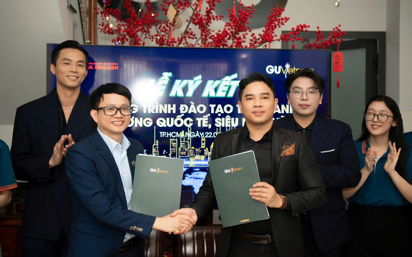 Gu Vietnam ký kết hợp tác đào tạo tiếng Anh cho siêu mẫu Vũ Linh