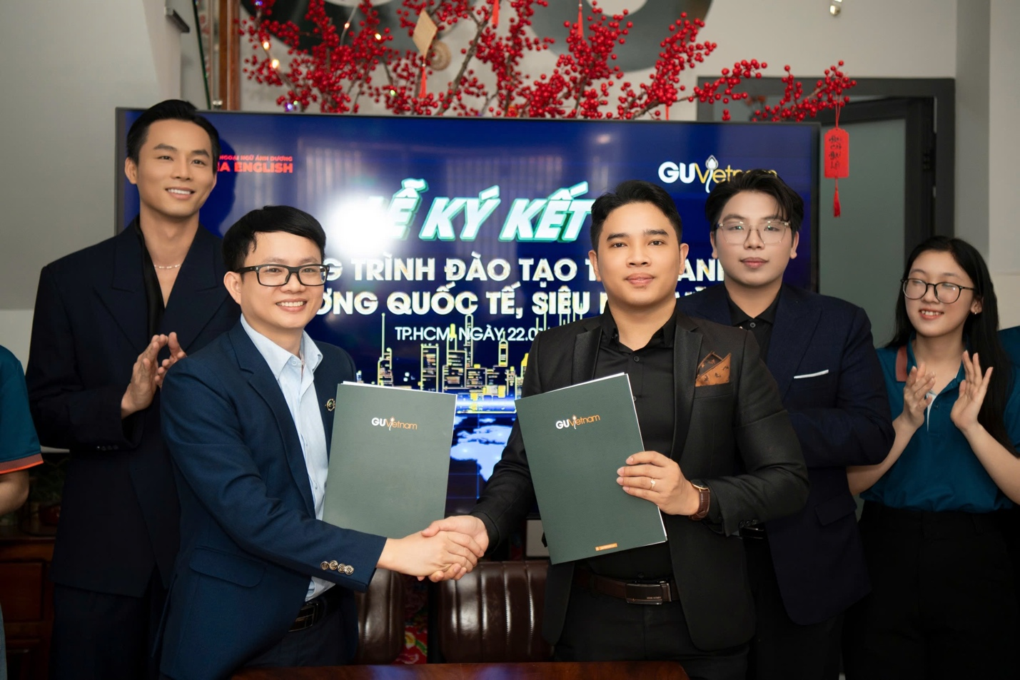 Gu Vietnam k&yacute; kết hợp t&aacute;c đ&agrave;o tạo tiếng Anh cho si&ecirc;u mẫu Vũ Linh - Ảnh 1.
